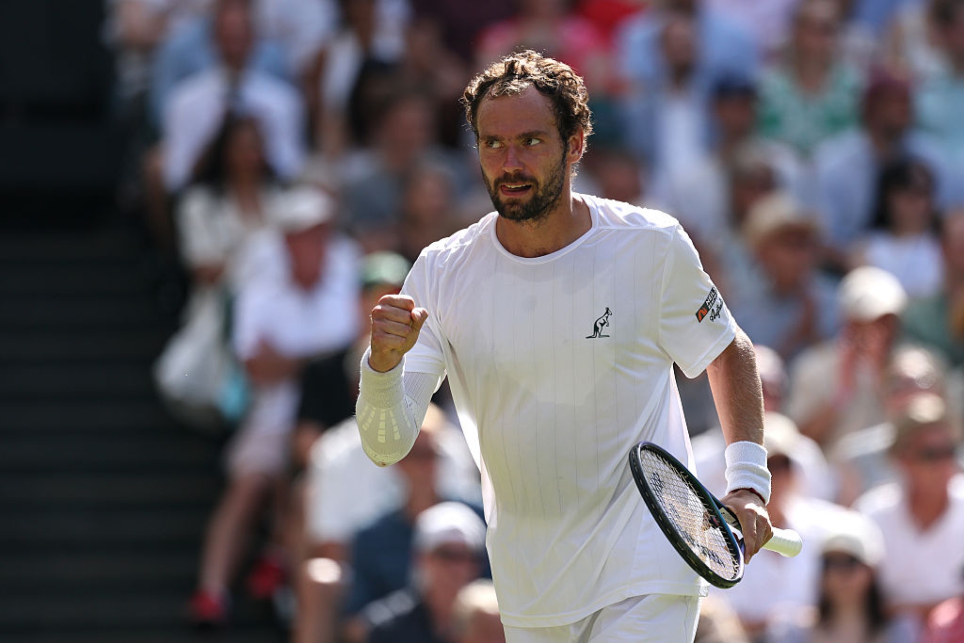 Safiullin levanta el puño en Wimbledon.