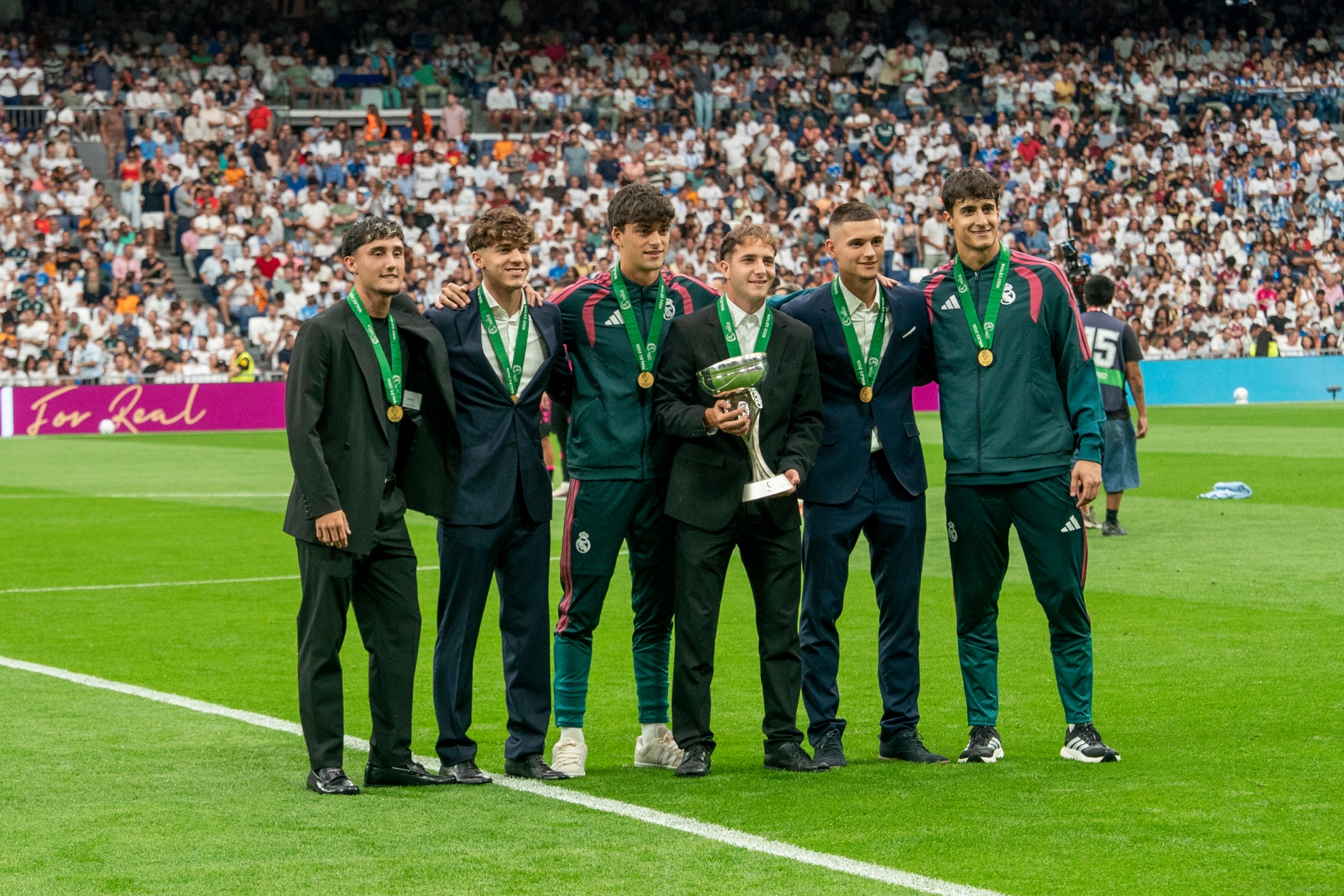 Fortea, Thiago, Rivas, Yáñez, Aguado y Javi Navarro, durante el homenaje. PABLO MORENO