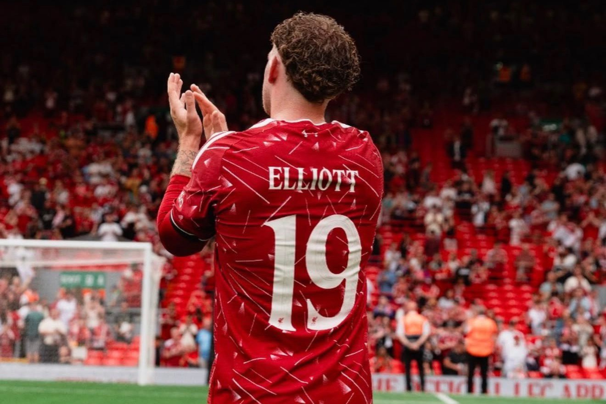 Harvey Elliott aplaude a la afición del Liverpool.