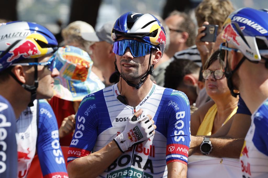 Roglic, durante la salida de una etapa de esta edición de LaVuelta. EFE