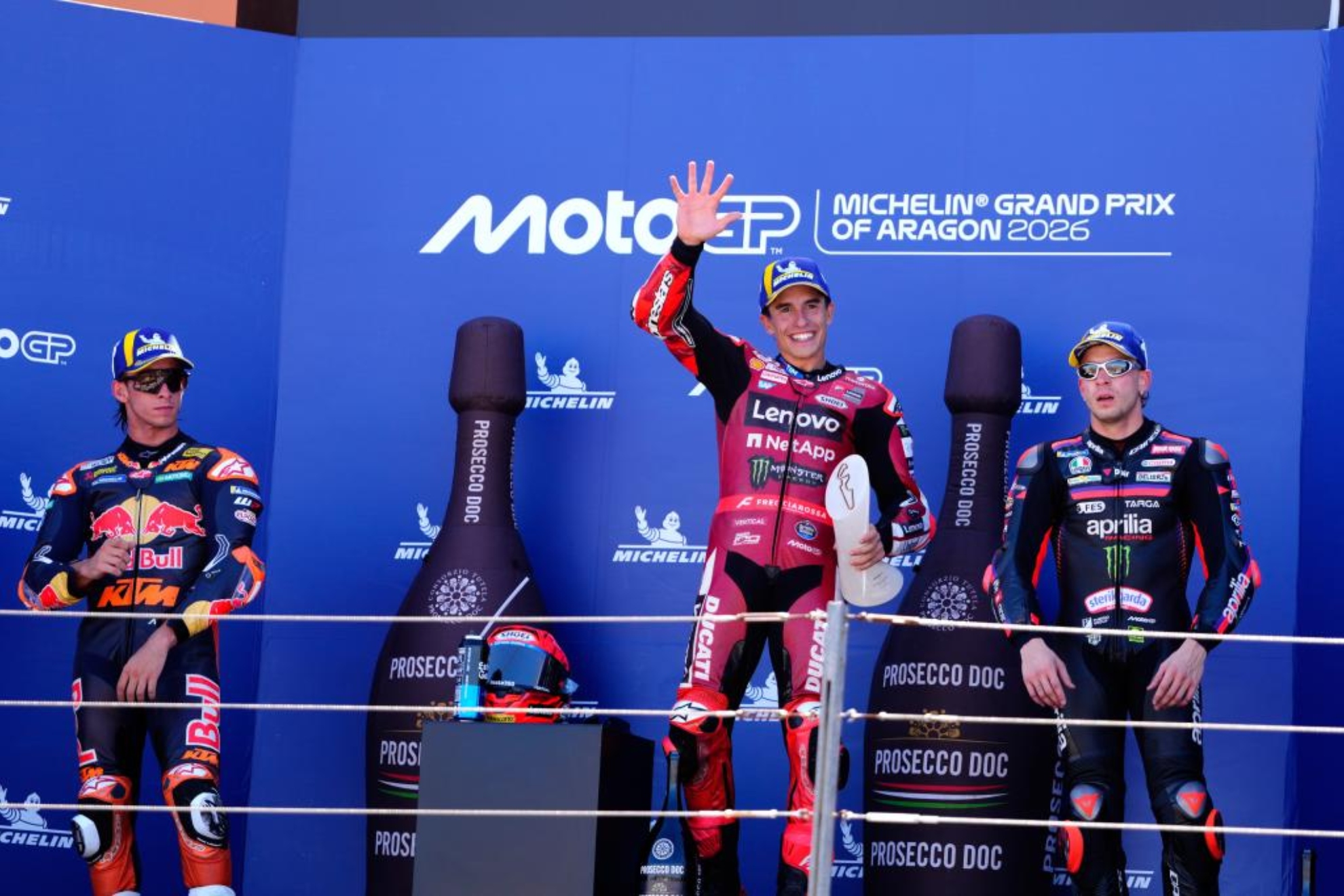 Marc Márquez, entre Acosta y Bezzecchi, en el podio. EFE