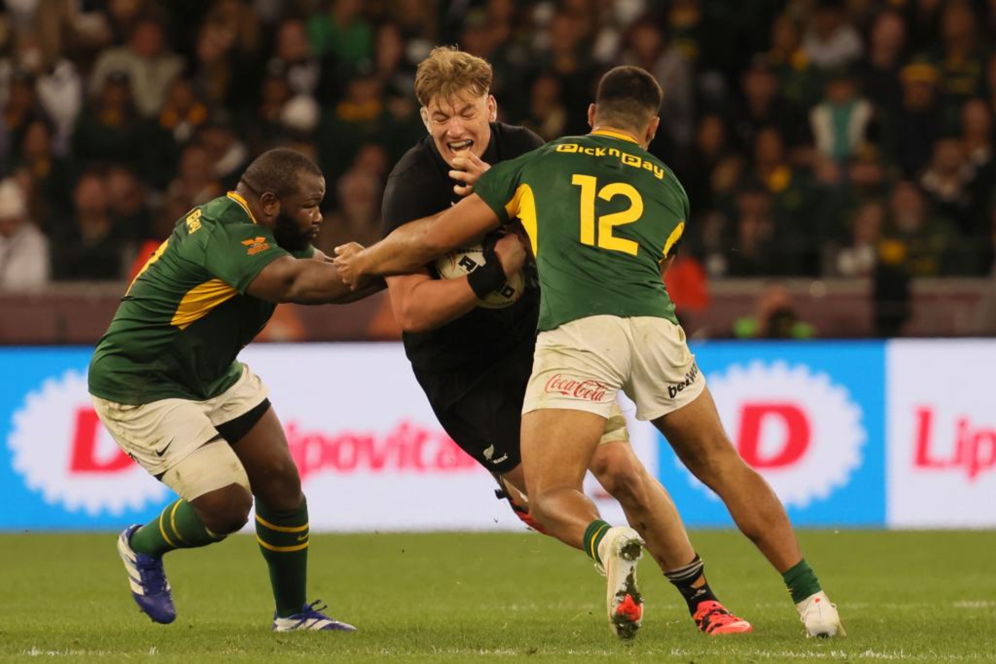 El All Black Fabian Holland es placado por Damian de Allende y Ox Nche.