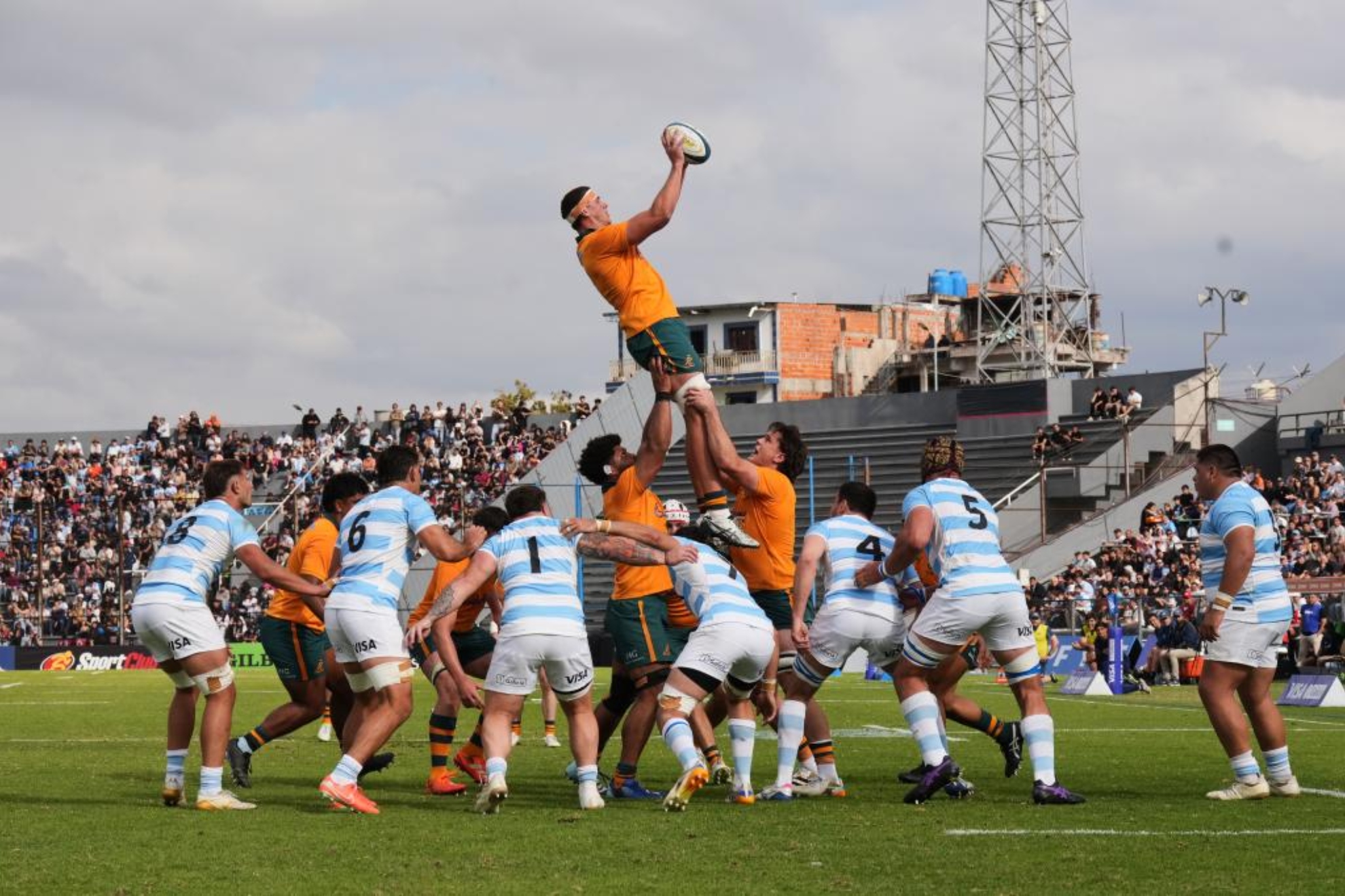 Josh Canham atrapa un saque de lateral.