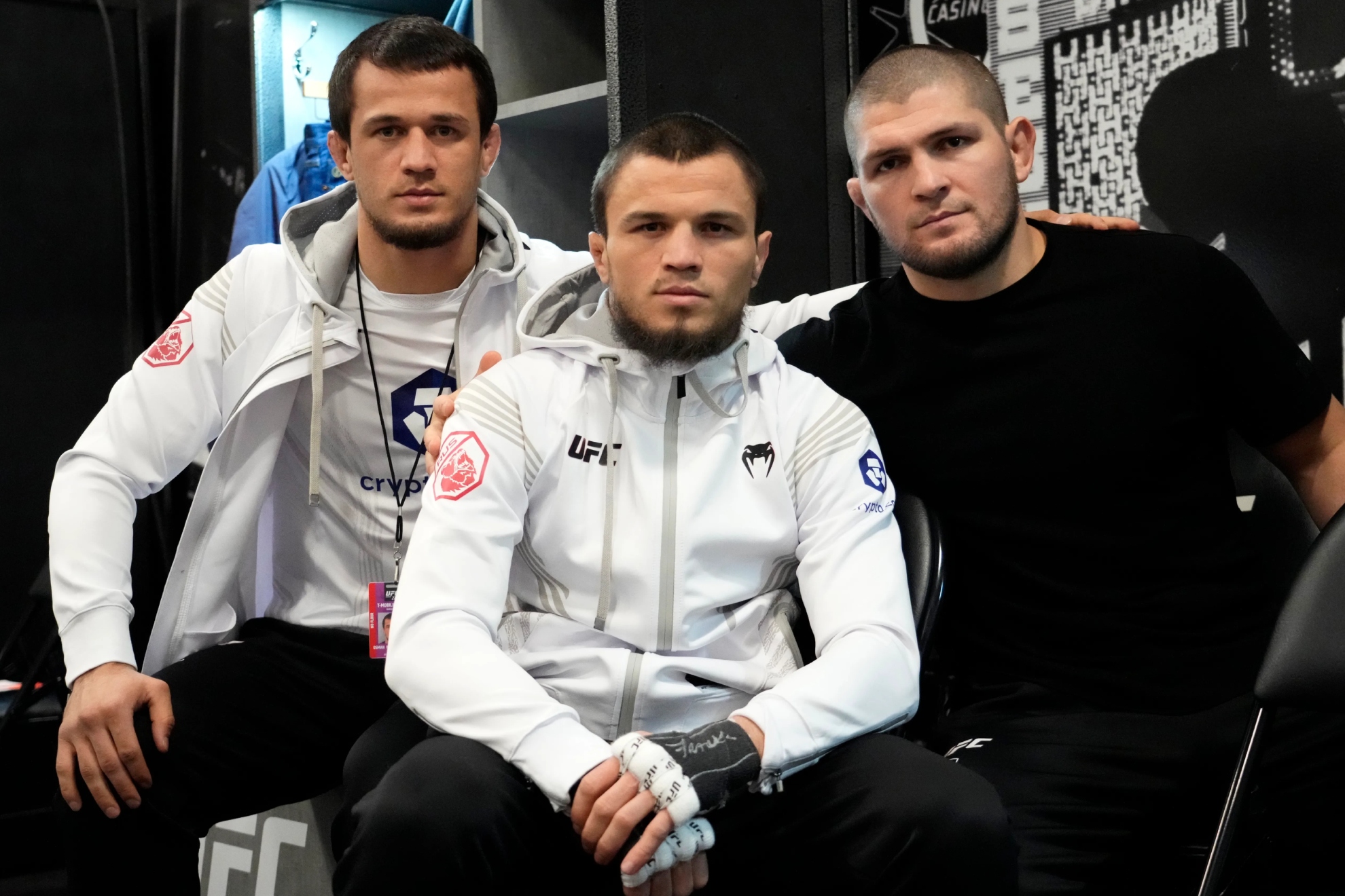 Umar Nurmagomedov, acompañado de Usman Nurmagomedov y Khabib Nurmagomedov. UFC.