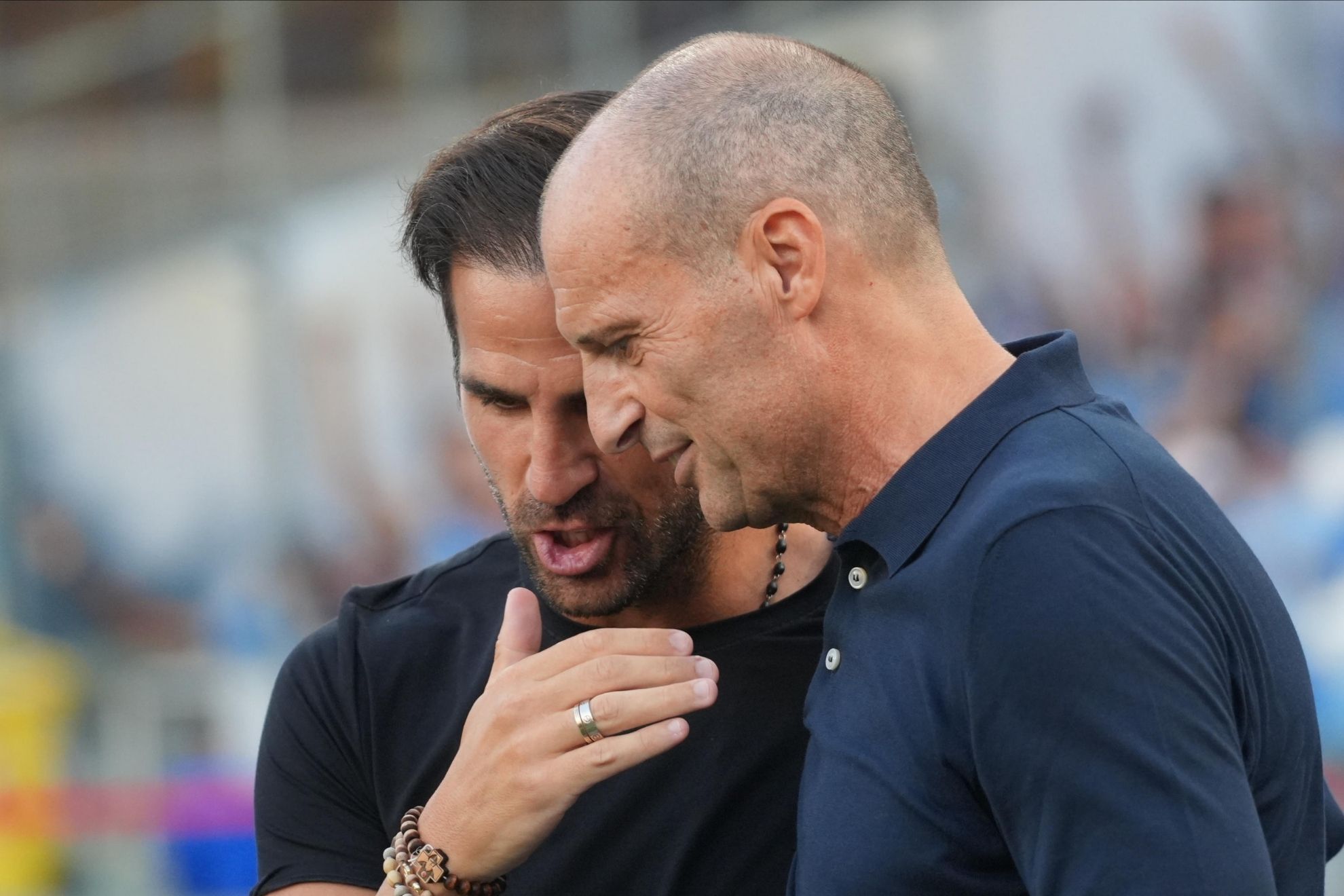 Fábregas conversa con Allegri antes del partido