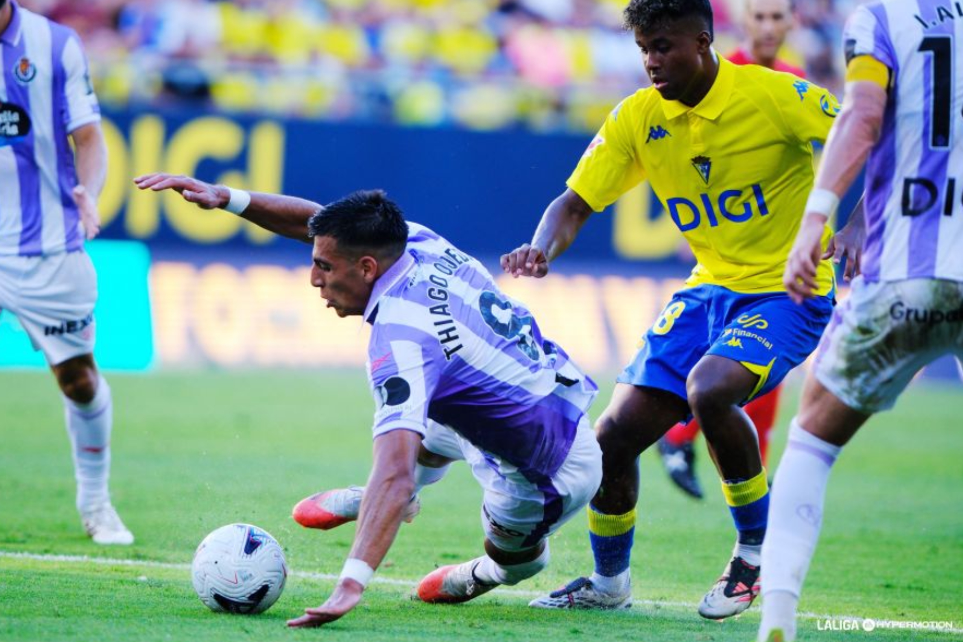 Thiago Ojeda, protegiendo el balón ante la presencia de Dilan Zárate. LALIGA