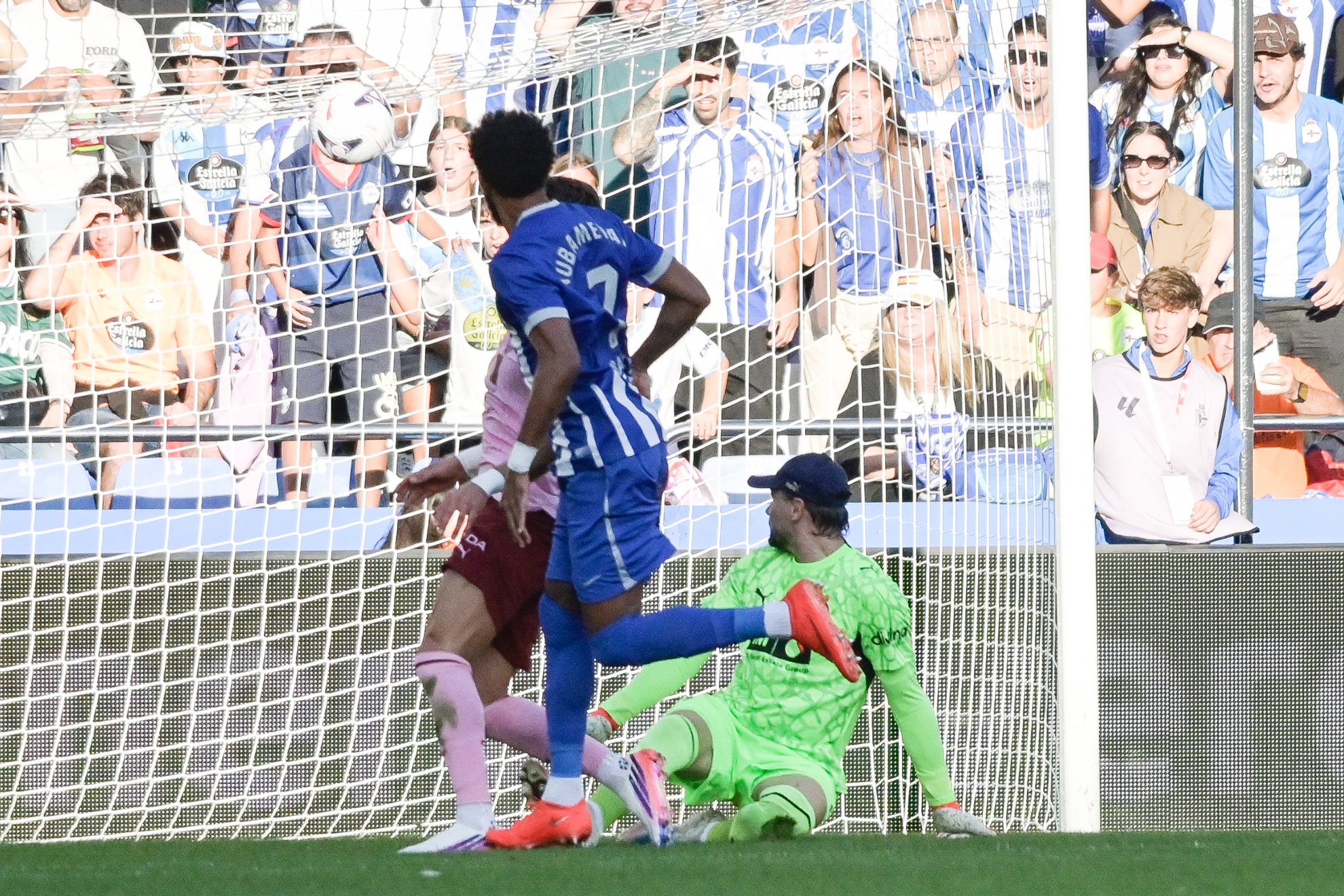 Pierre-Emerick Aubameyang marca el segundo gol del Deportivo. EFE