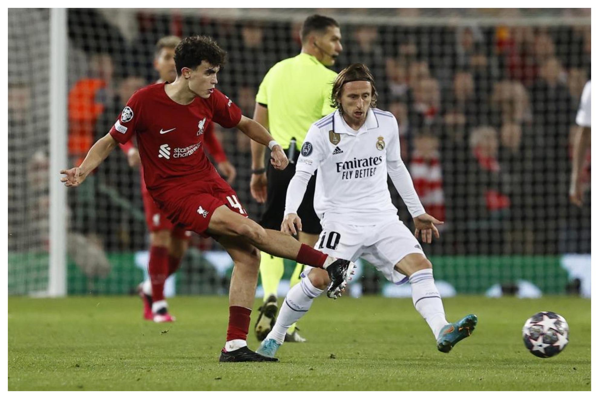 Bajcetic ante Modric en el partido del Liverpool ante el Real Madrid hace tres años ÁNGEL RIVERO