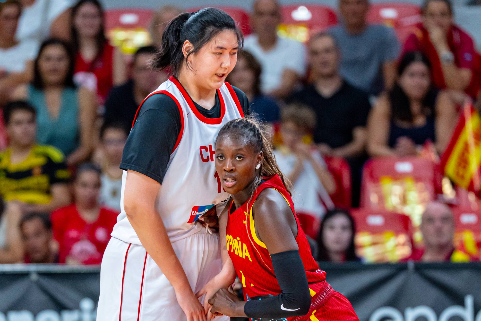 Awa Fam intenta contener a la china Zhang Ziyu.