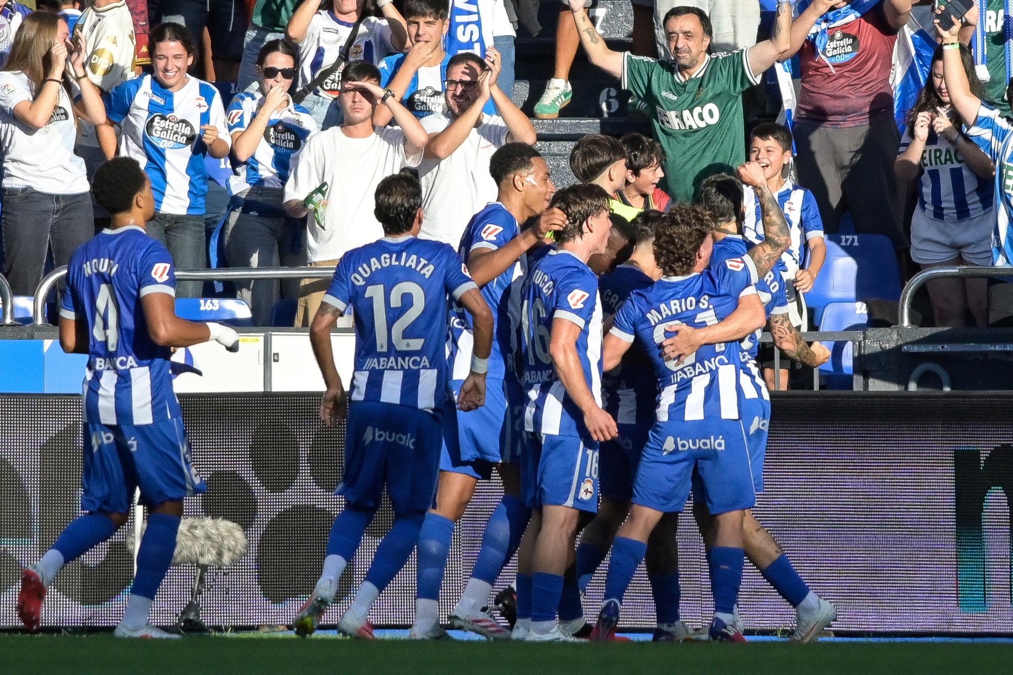 Los jugadores del Deportivo celebran el primer gol. EFE