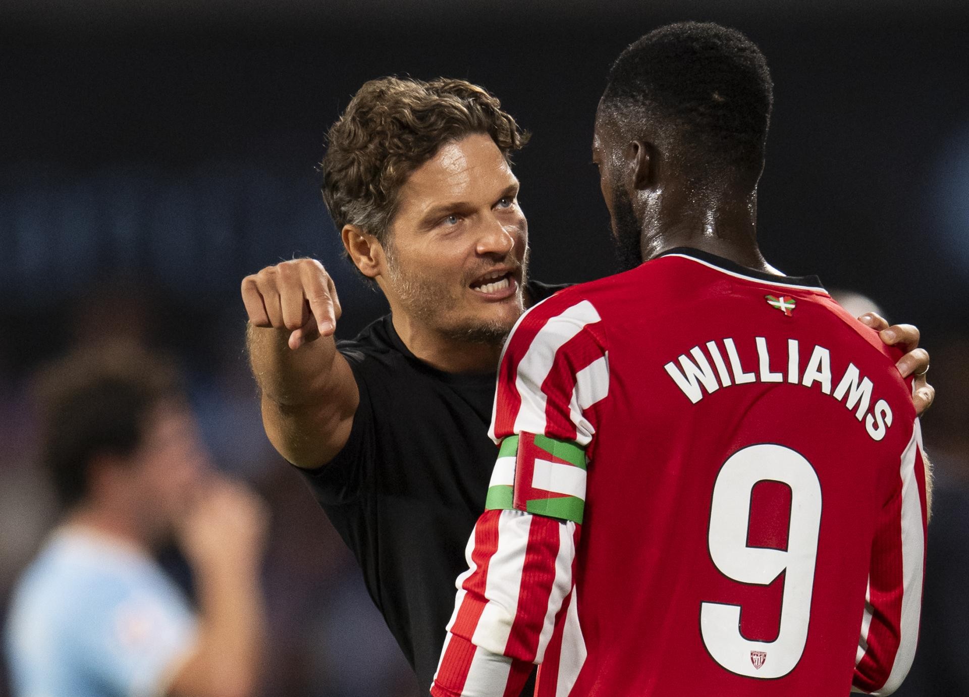 Terzic da indicaciones a Iñaki Williams en un momento del partido. Athletic Club