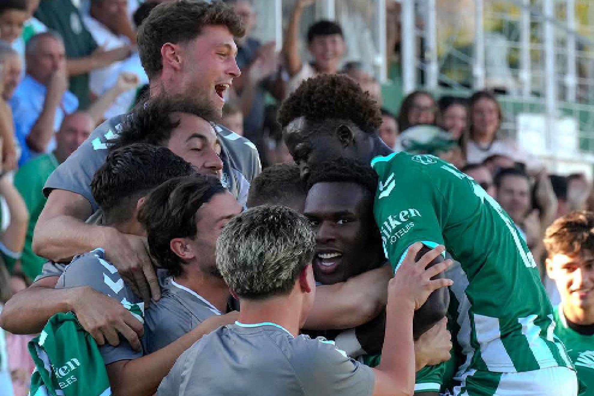 Celebración efusiva del Antequera tras una victoria de prestigio