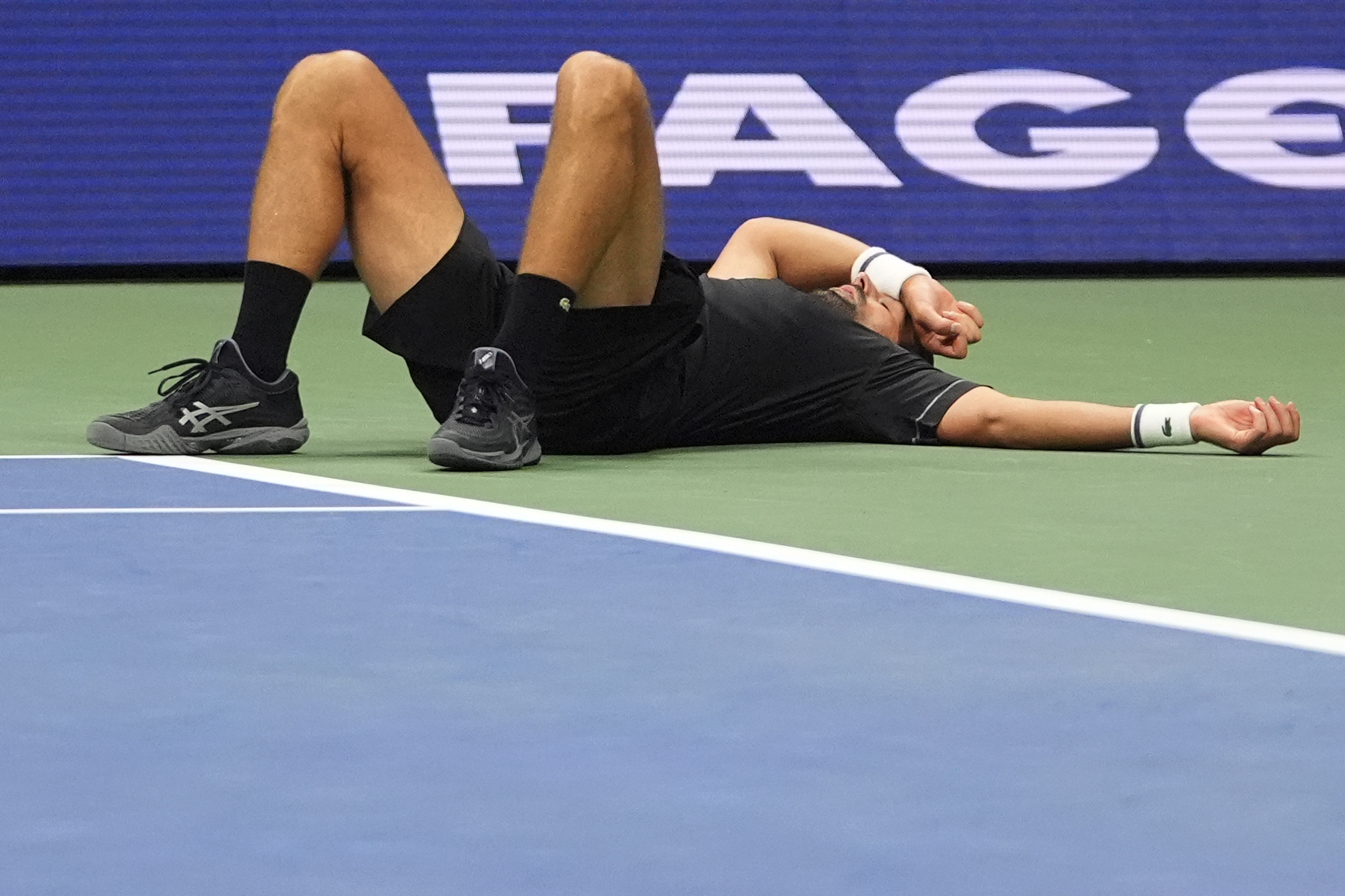 Djokovic, destrozado y entre lágrimas, pierde en primera ronda del US Open contra Navone