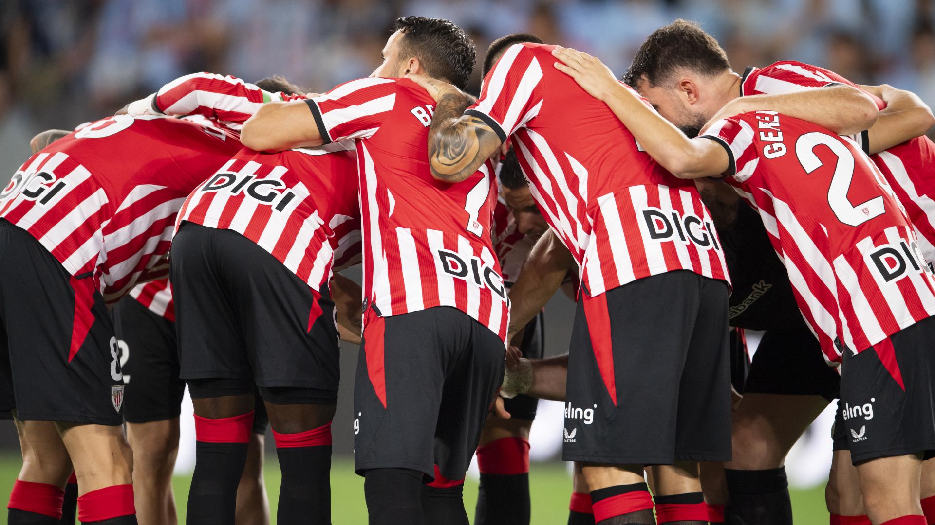 Los jugadores del Athletic se animan antes del partido con el Celta. Athletic Club