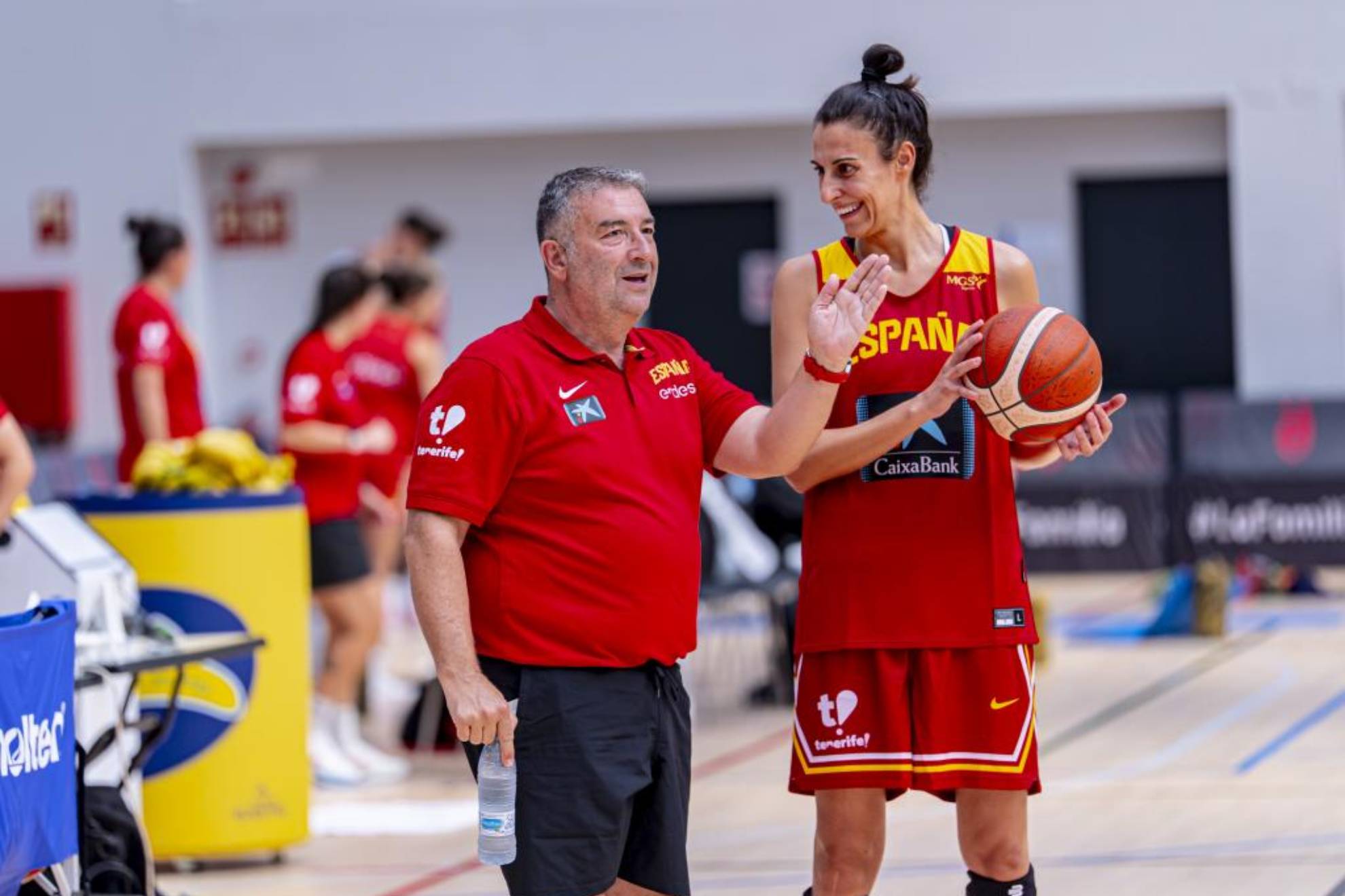 Alba Torrens charla con el seleccionador Miguel Méndez durante un entrenamiento.