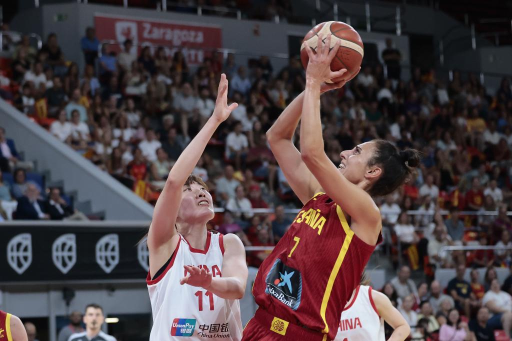 Alba Torrens lanza a canasta en el partido amistoso ante China.