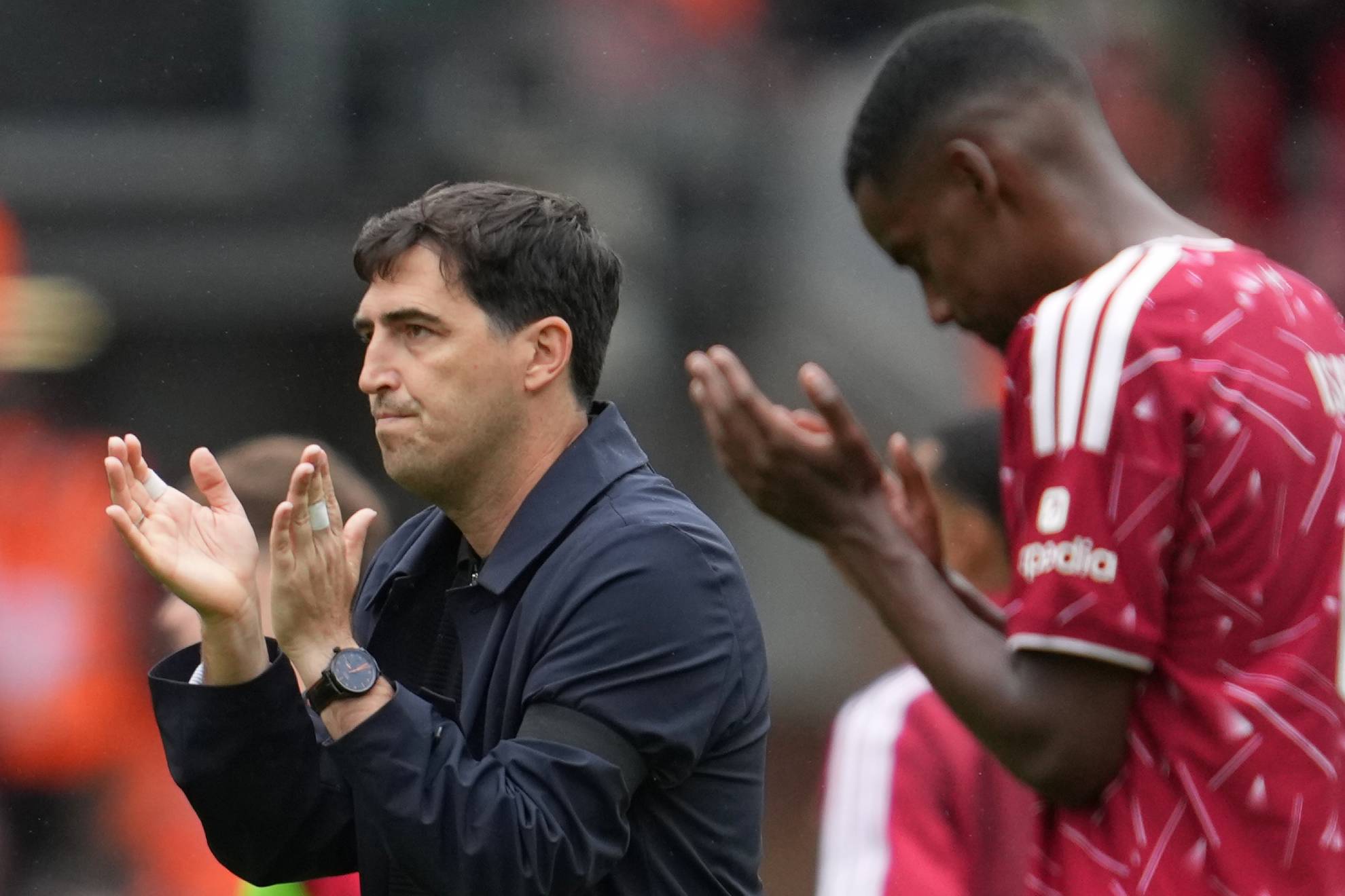 Neville acusa al Liverpool de "desproteger" a Iraola con una política "extraña": "Si yo fuese Andoni..."