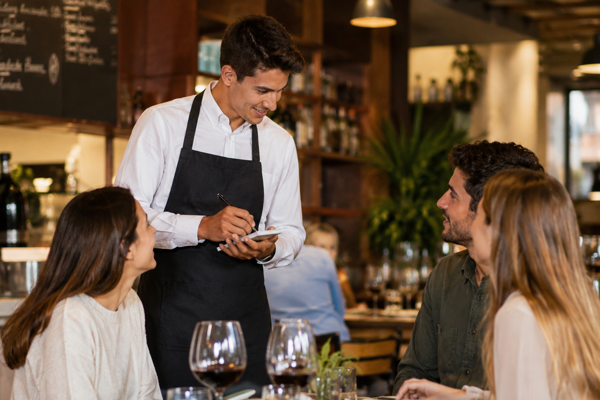 Camarero atendiendo clientes Imagen creada con IA