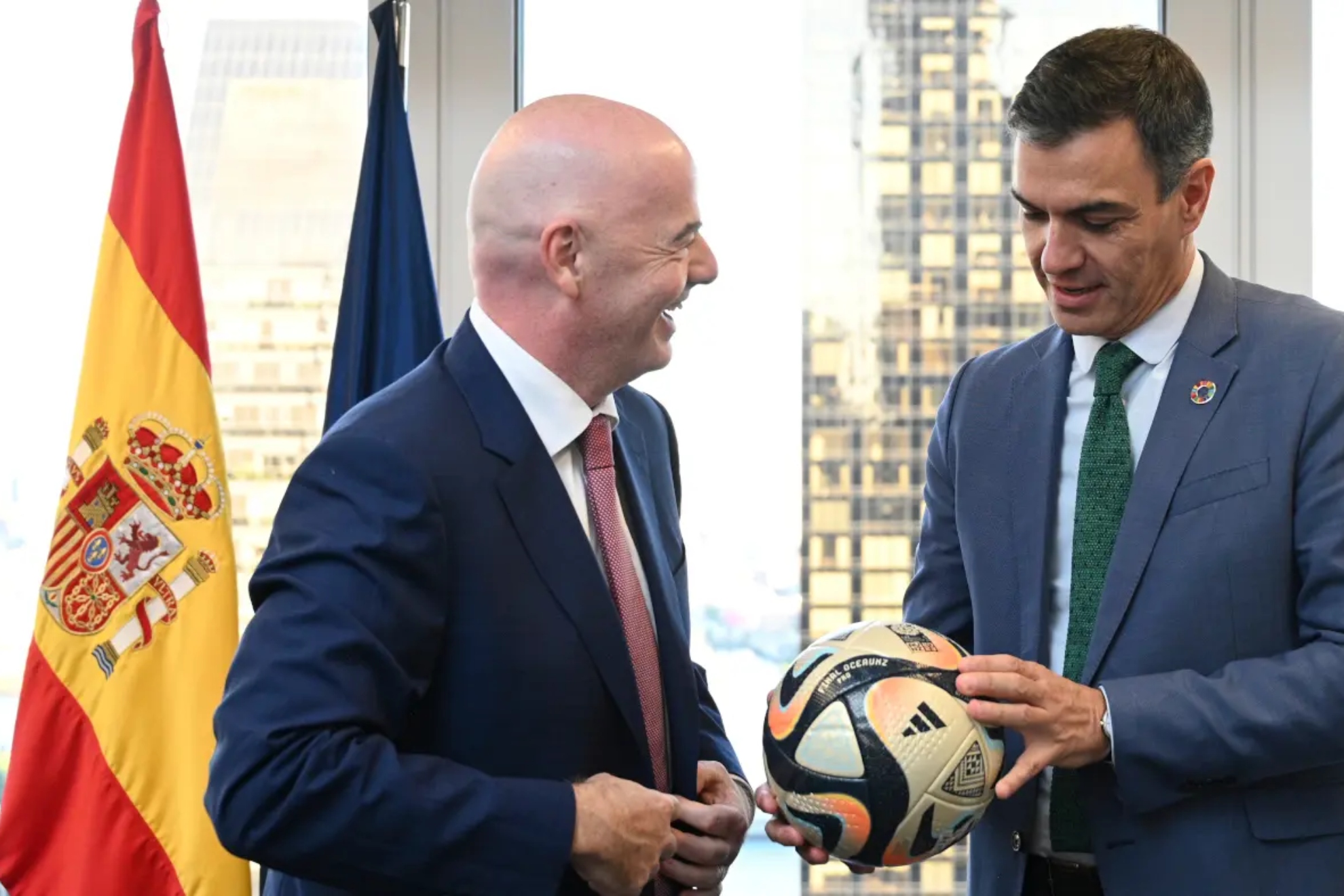 Pedro Sánchez con Infantino en una imagen de archivo. EFE