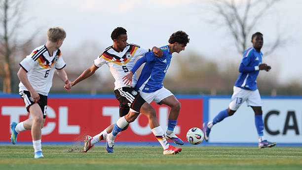 Baza, en un partido de la selección sub-16 alemana frente a Italia.
