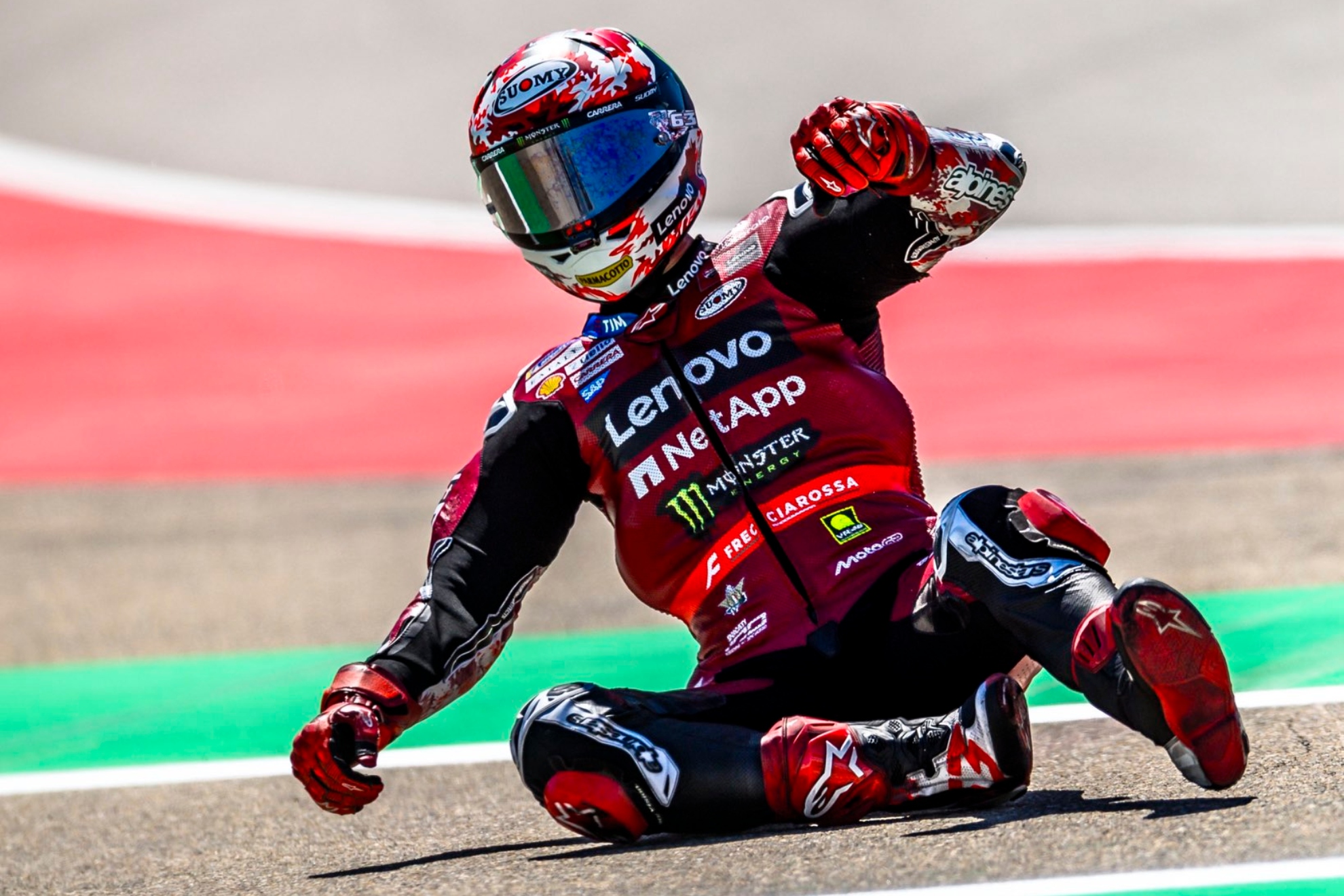 Pecco Bagnaia, en el suelo en Aragón.