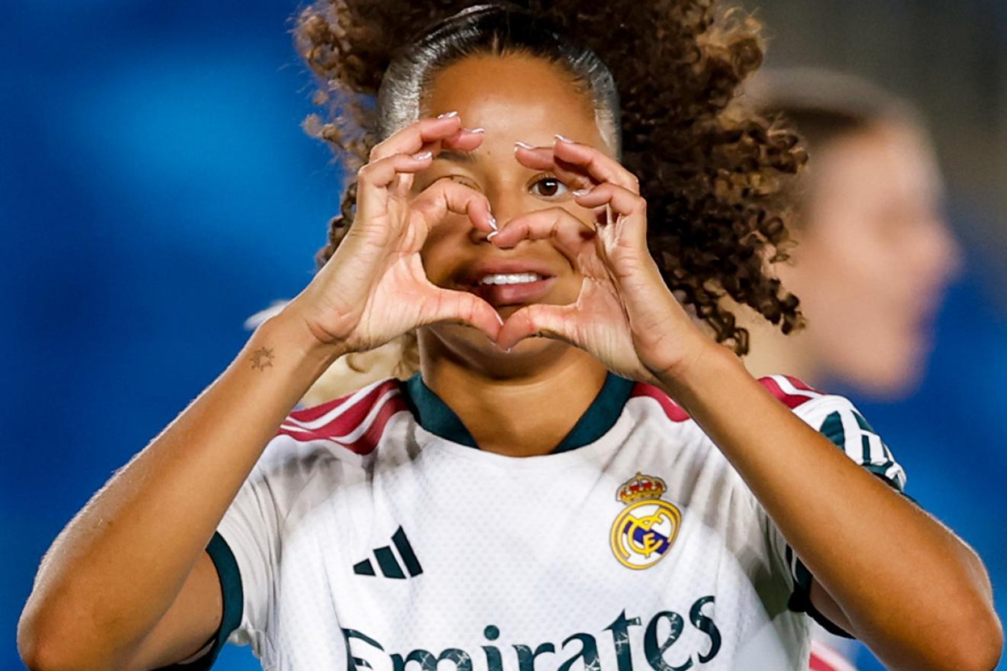 Felicia Schröder celebra uno de los dos goles anotados anoche ante el Atlético de Madrid.