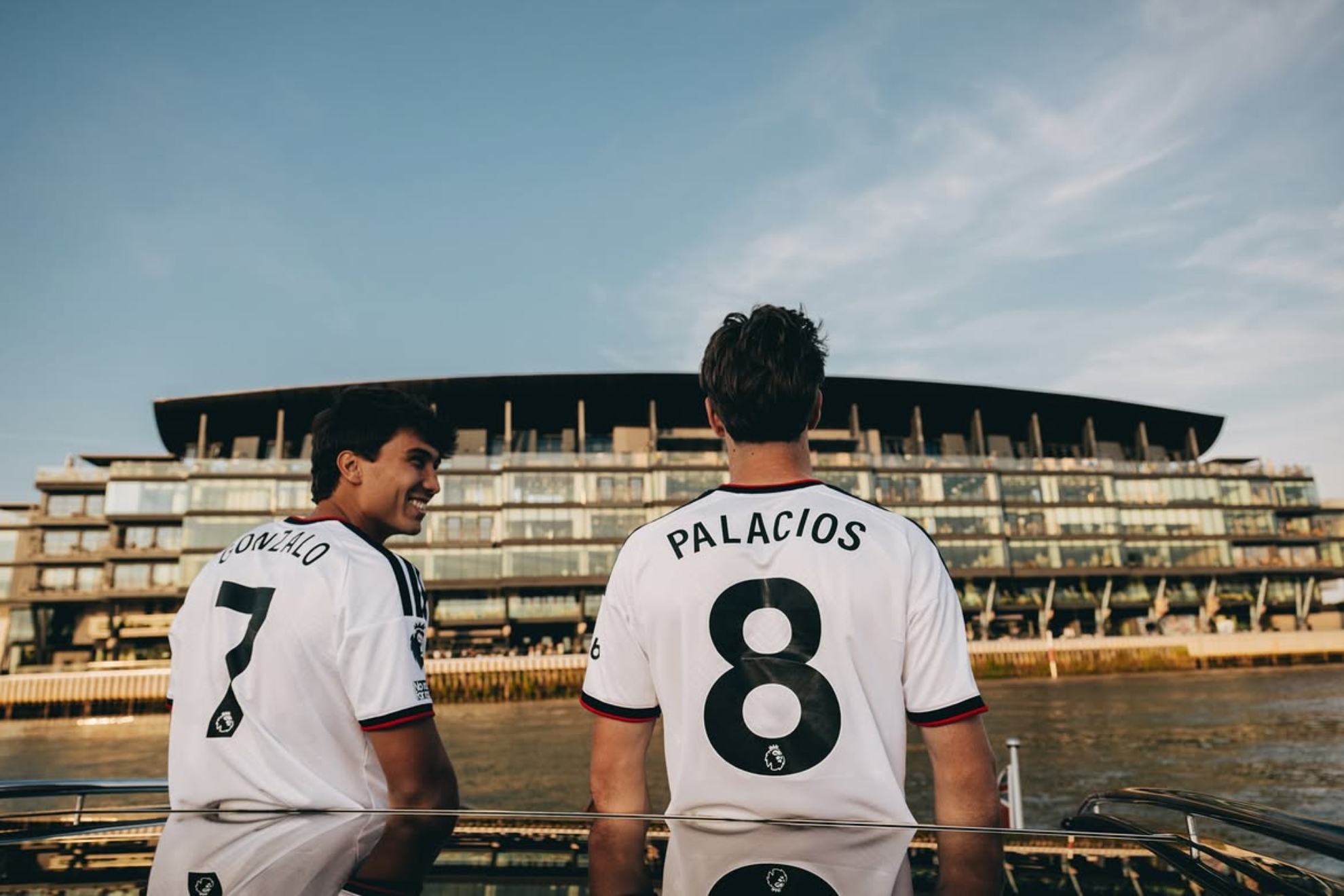 Gonzalo García y César Palacios observan Craven Cottage.