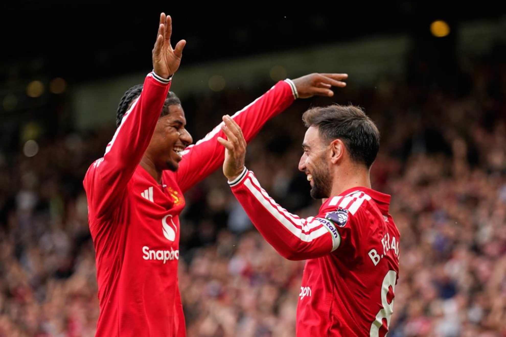 Marcus Rashford celebra uno de los goles de Bruno Fernandes. LAPRESSE