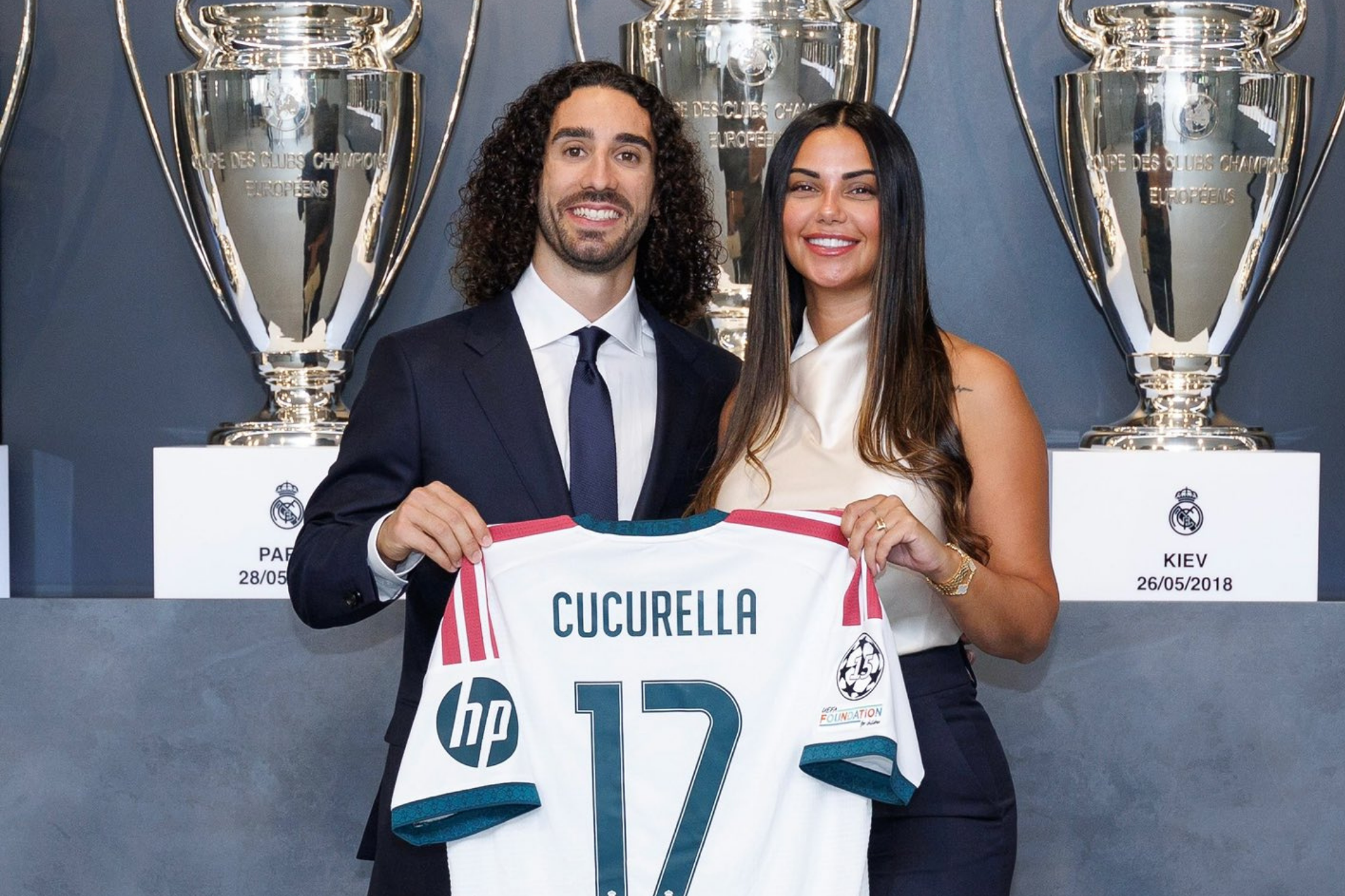 Marc Cucurella y su esposa, Claudia Rodriguez, durante la presentacion del jugador