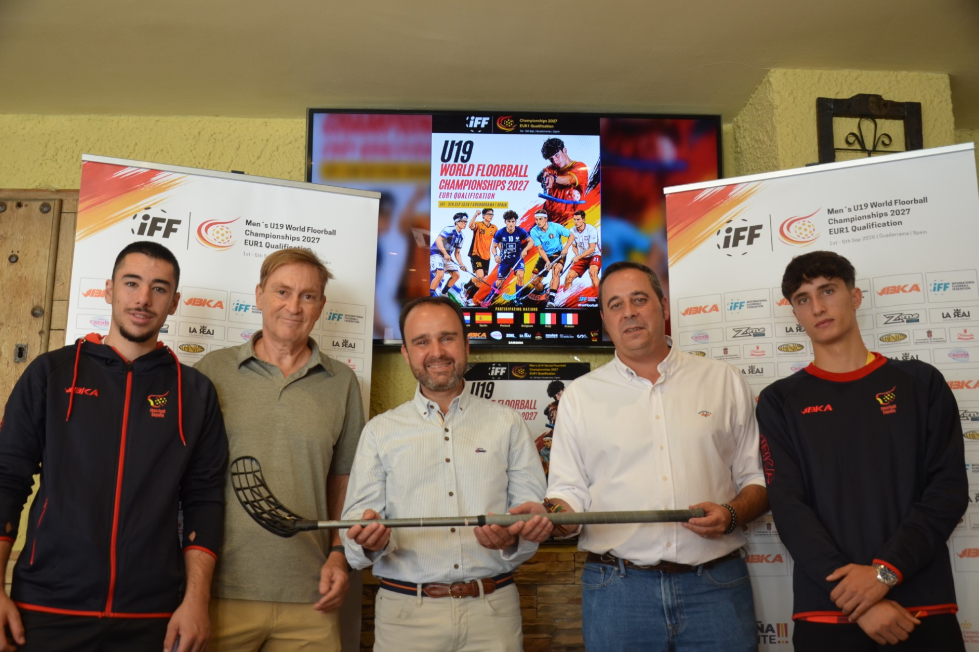 Ayuso , defensa de la selección, Prieto, presidente de la Asociación Española Unihockey-Floorball, Soto, alcalde de Guadarrama; Álvarez, concejal de Deportes y Rodríguez, capitán de la selección.