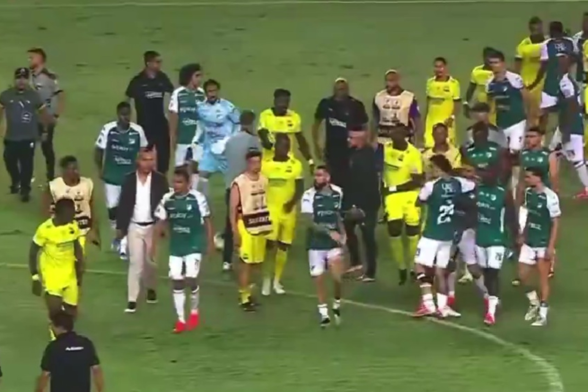¡Ardió el Cali vs. Bucaramanga! Peirano explotó contra el juez tras polémico gol.