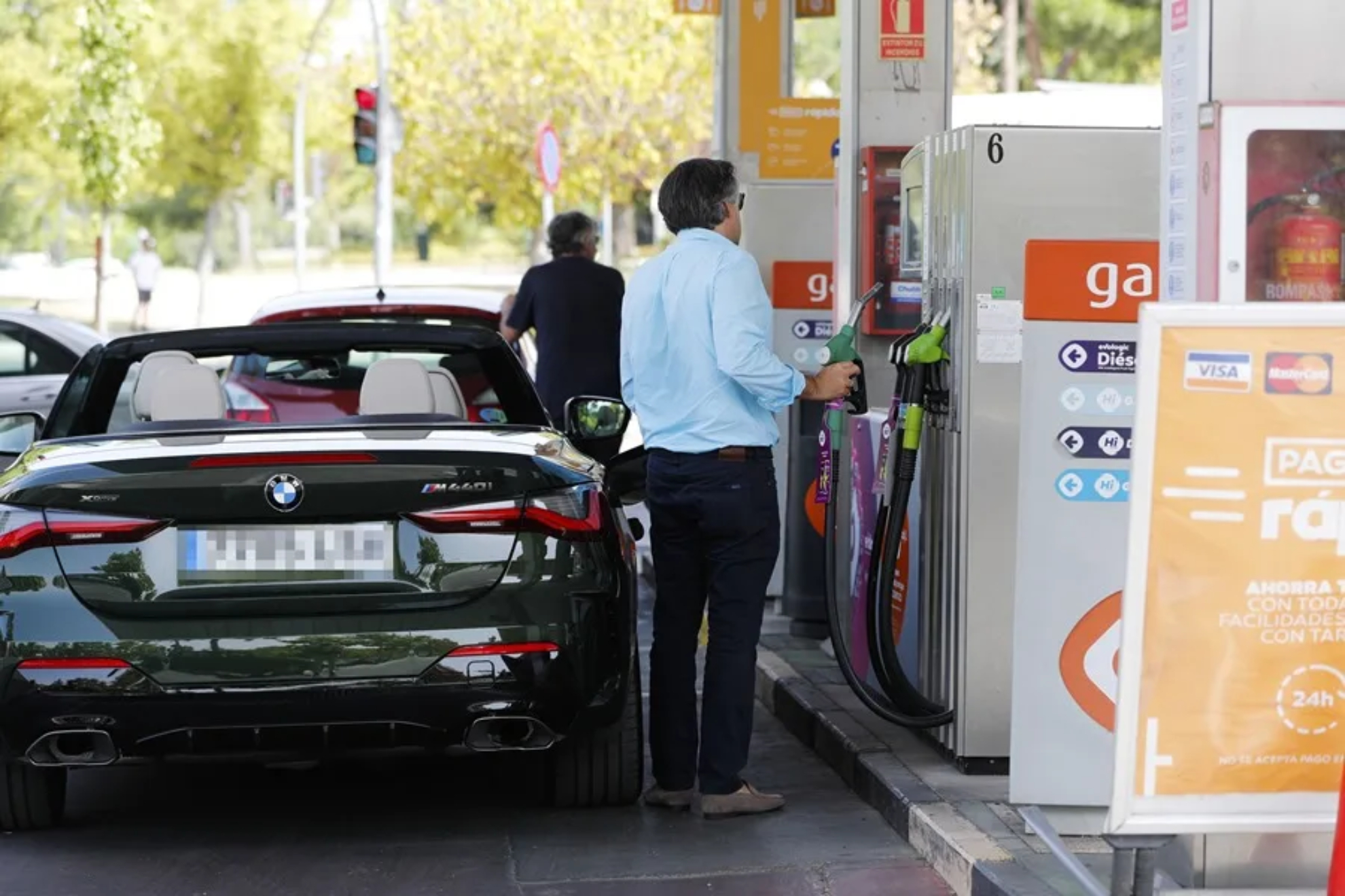 Hombre repostando en una gasolinera EFE