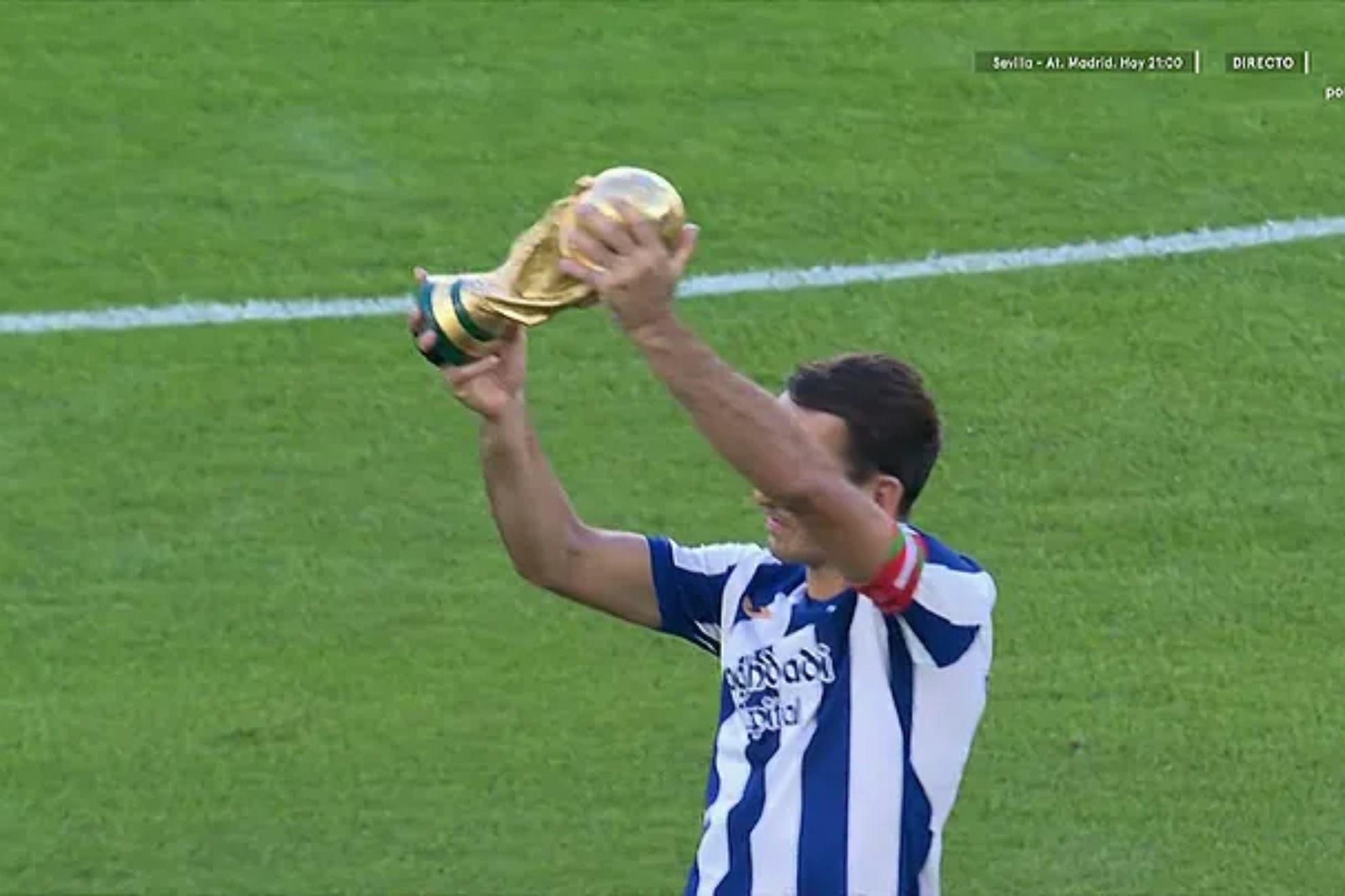 Mikel Oyarzabal ofrece el trofeo de campeón del Mundo a la afición de Anoeta. Captura DAZN