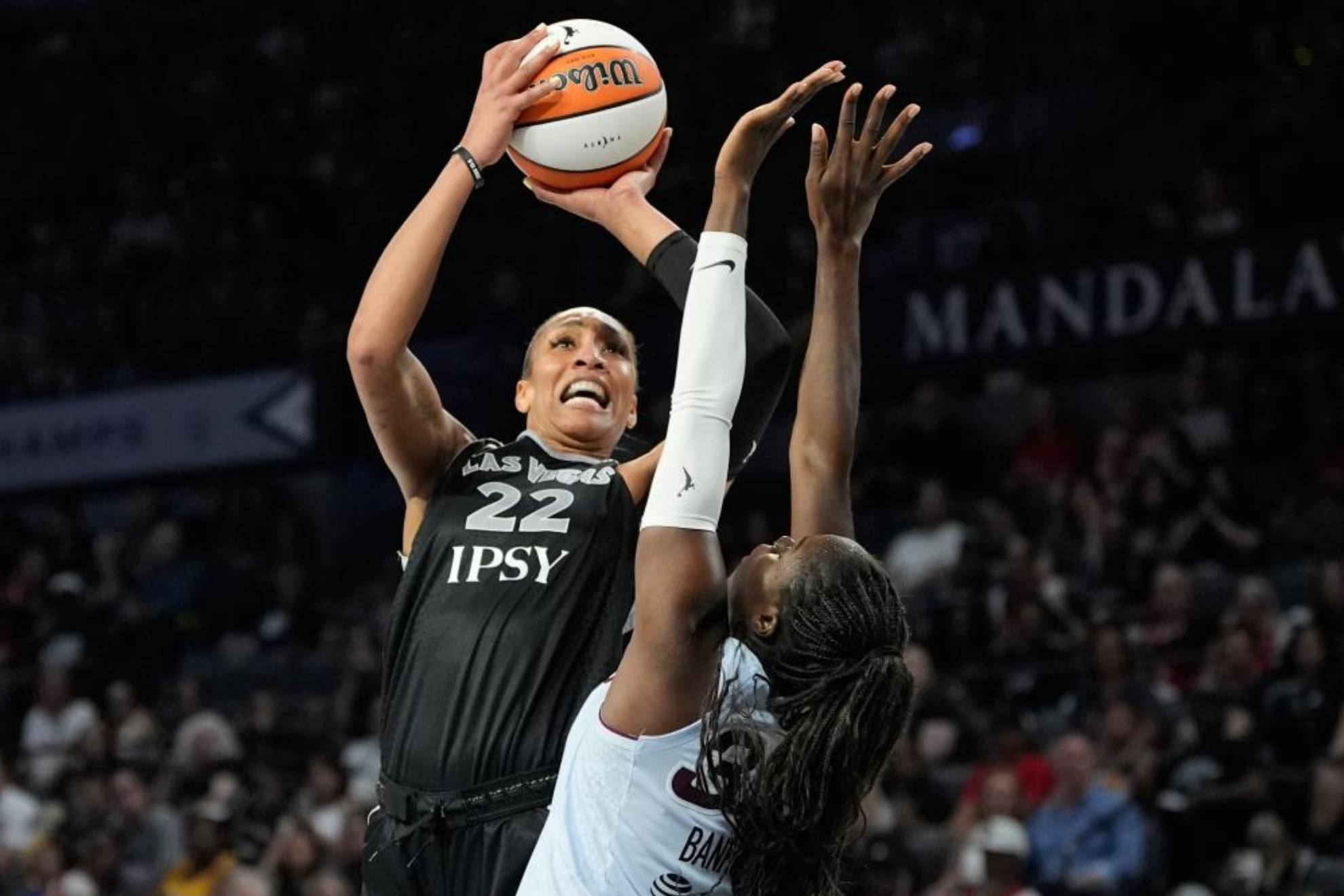 A'ja Wilson lanza durante un partido con Las Vegas Aces. LAPRESSE
