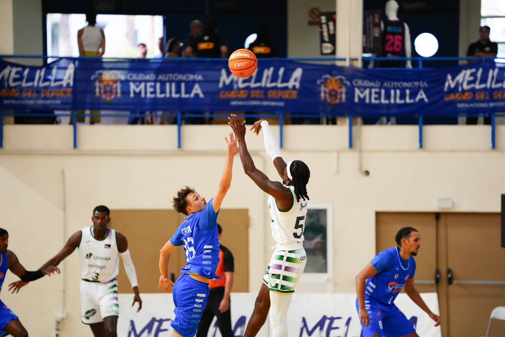 Kendrick Perry lanza a canasta durante el amistoso ante el Melilla. @unicajaCB