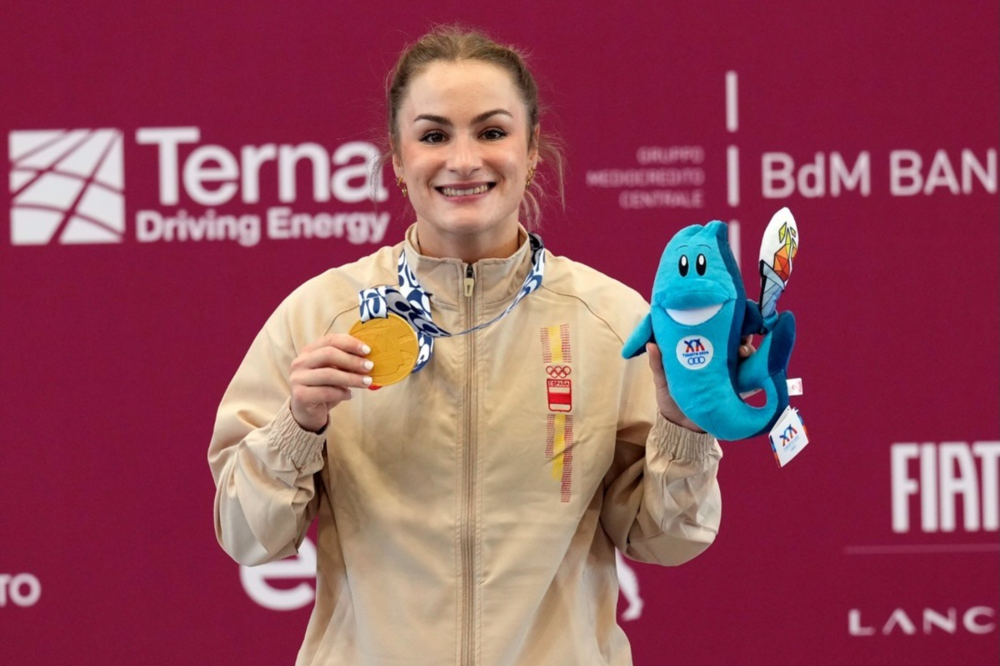 Alba Sánchez, con el oro logrado en halterofilia.