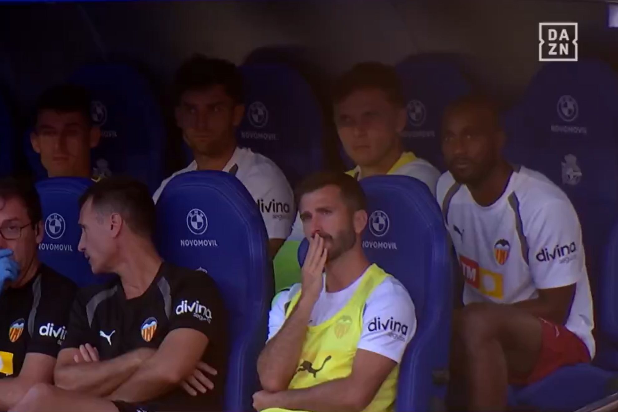 Gayá en el banquillo durante el partido Deportivo - Valencia. DAZN