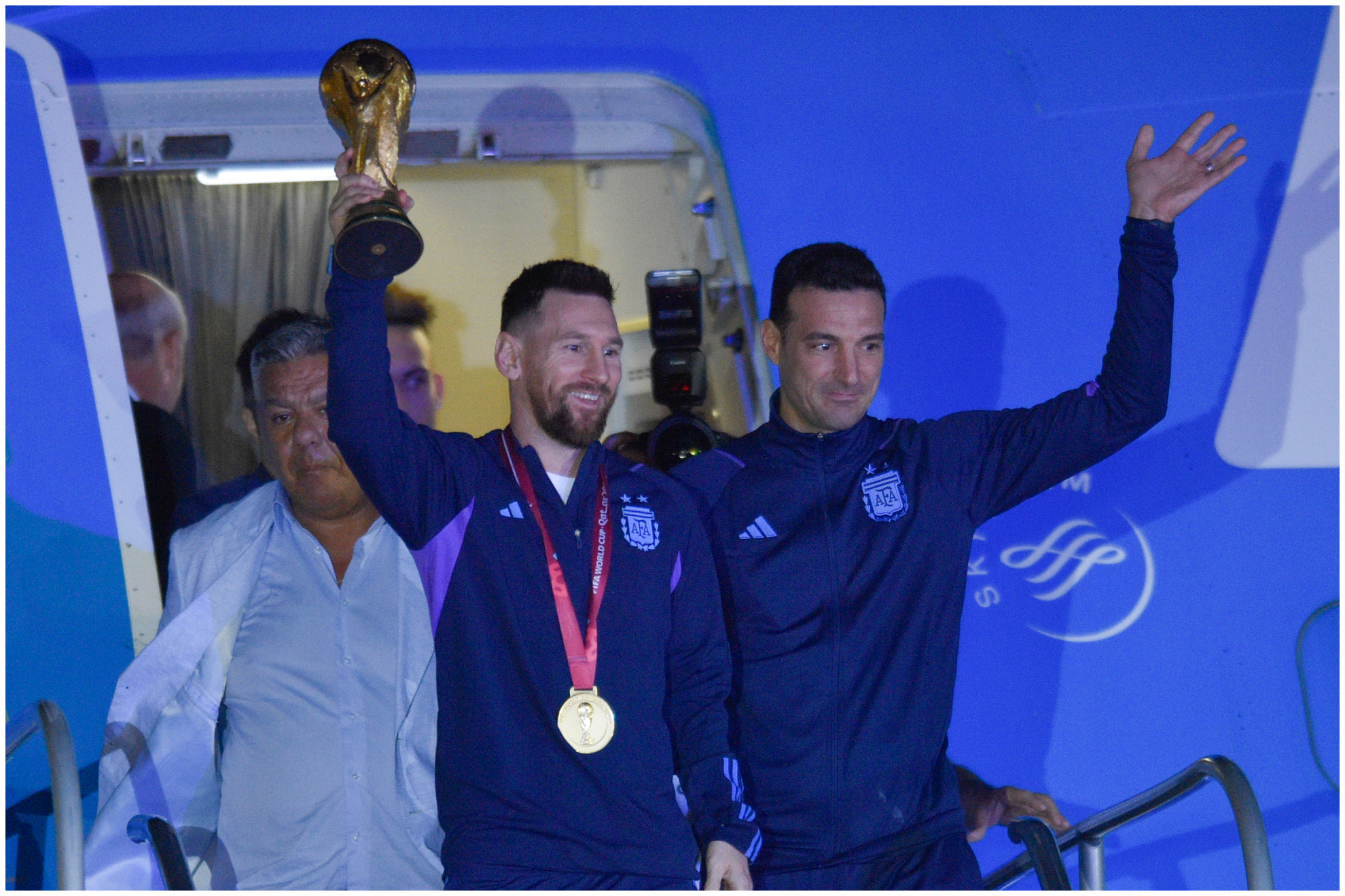 Leo y Scaloni, con la Copa del Mundo en 2022.