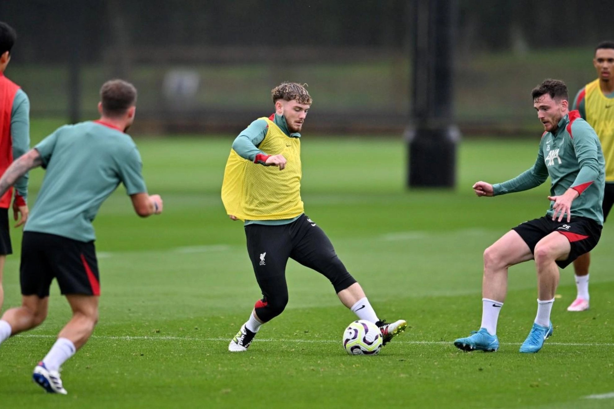 Elliott, con peto amarillo, en un entrenamiento con el Liverpool. LFC