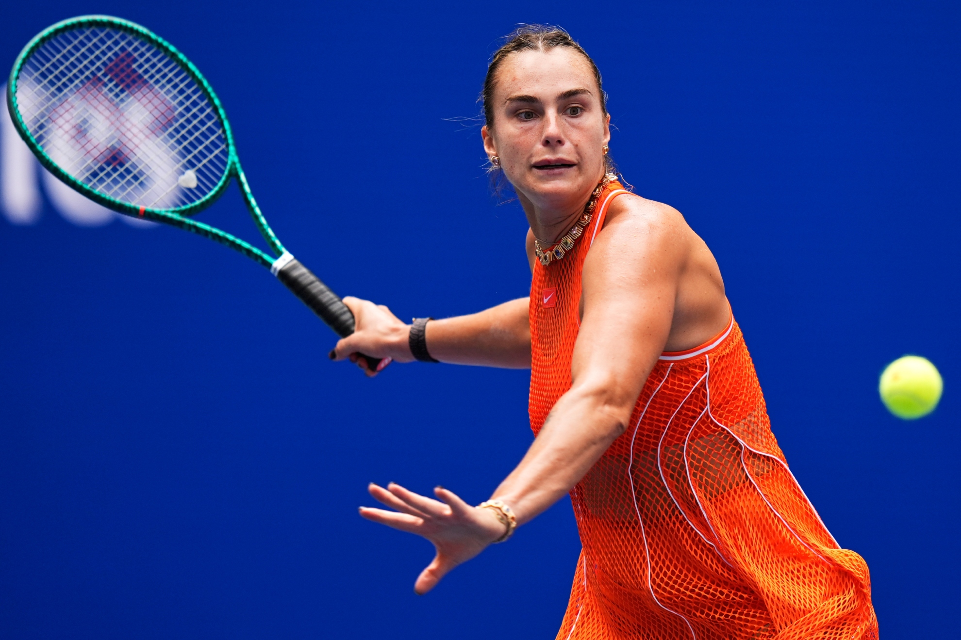 Sabalenka pega de derecha.