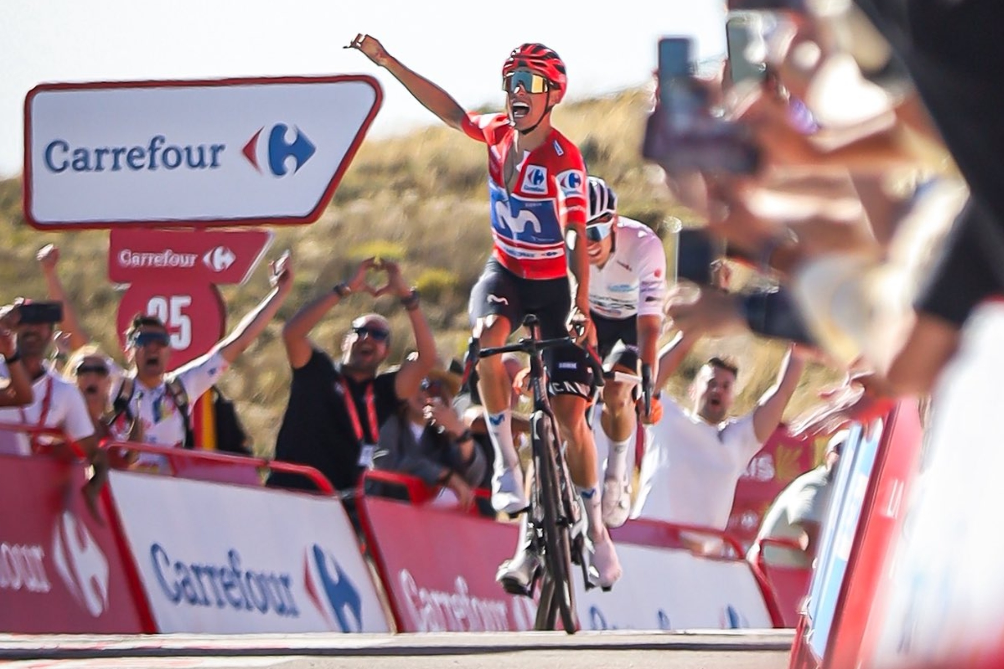 Enric Mas, celebrando de rojo.