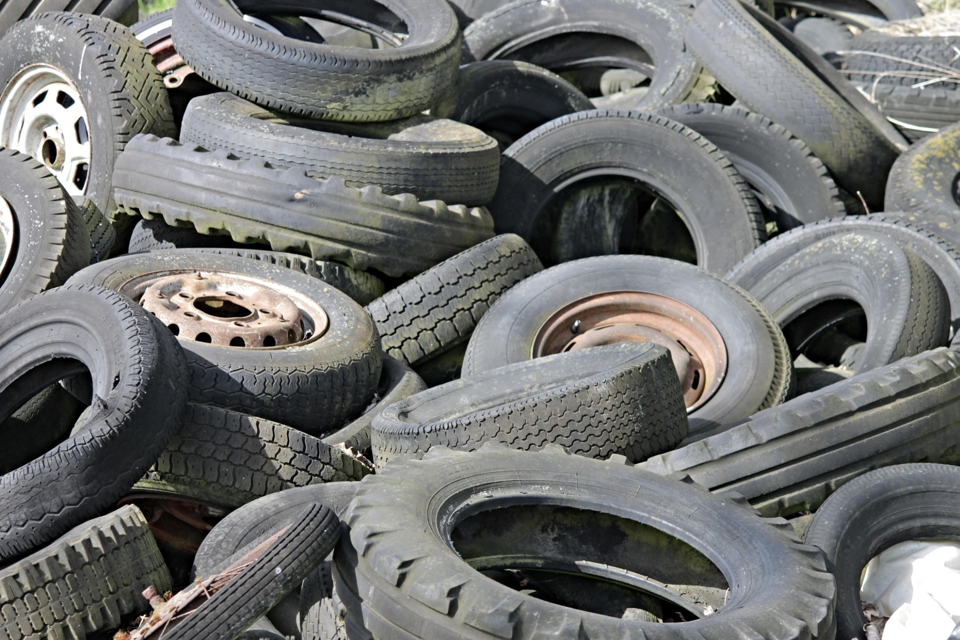 Imagen de recurso de neumáticos acumulados. Pixabay.