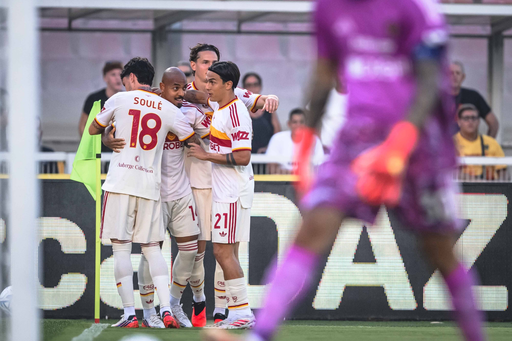 Los jugadores de la Roma celebran uno de los goles de Malen. AS ROMA.