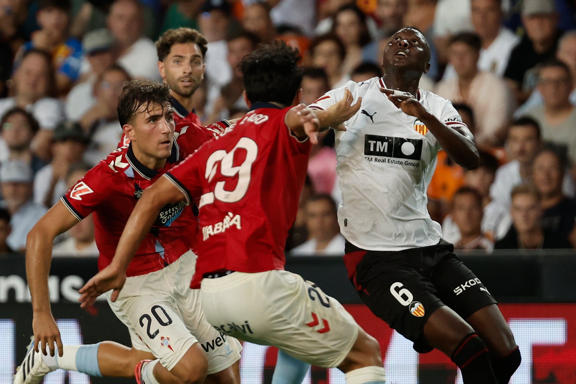 Umar Sadiq pelea un balón aéreo ante dos jugadores del Celta. EFE