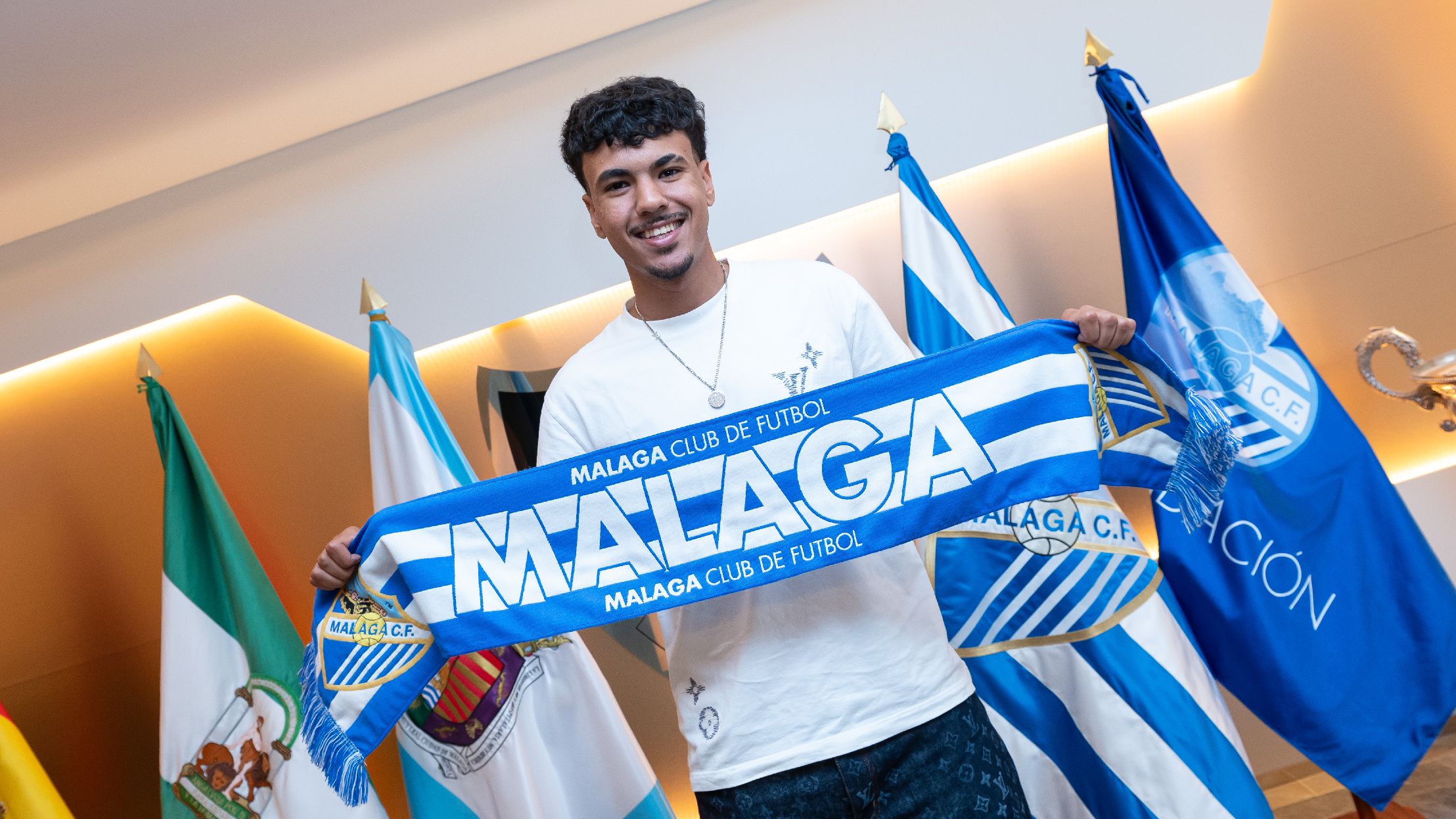 Aznou firma con el Málaga