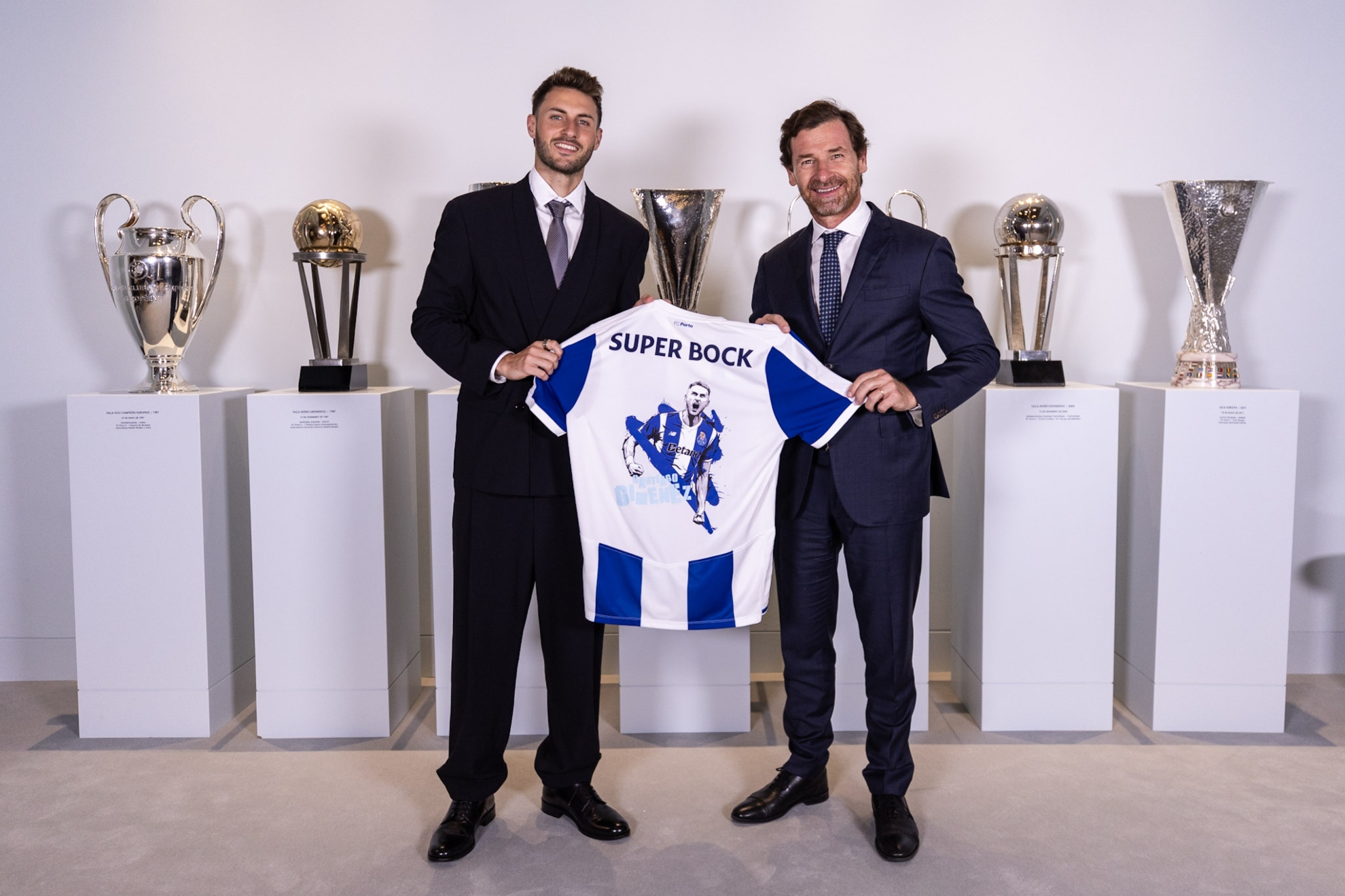 Santi Giménez posa con Villas-Boas. OPORTO.