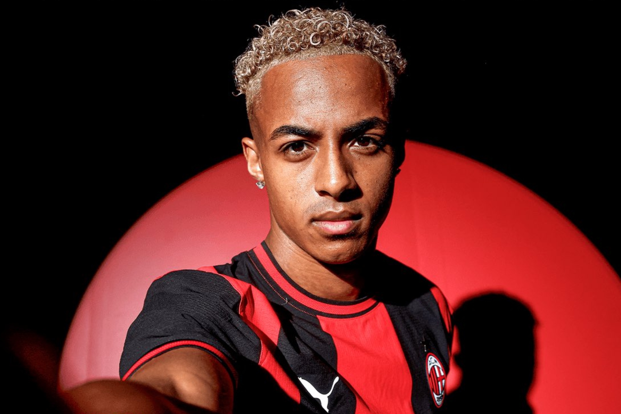 Hutchinson posa como nuevo jugador del Milan. AC MILAN.