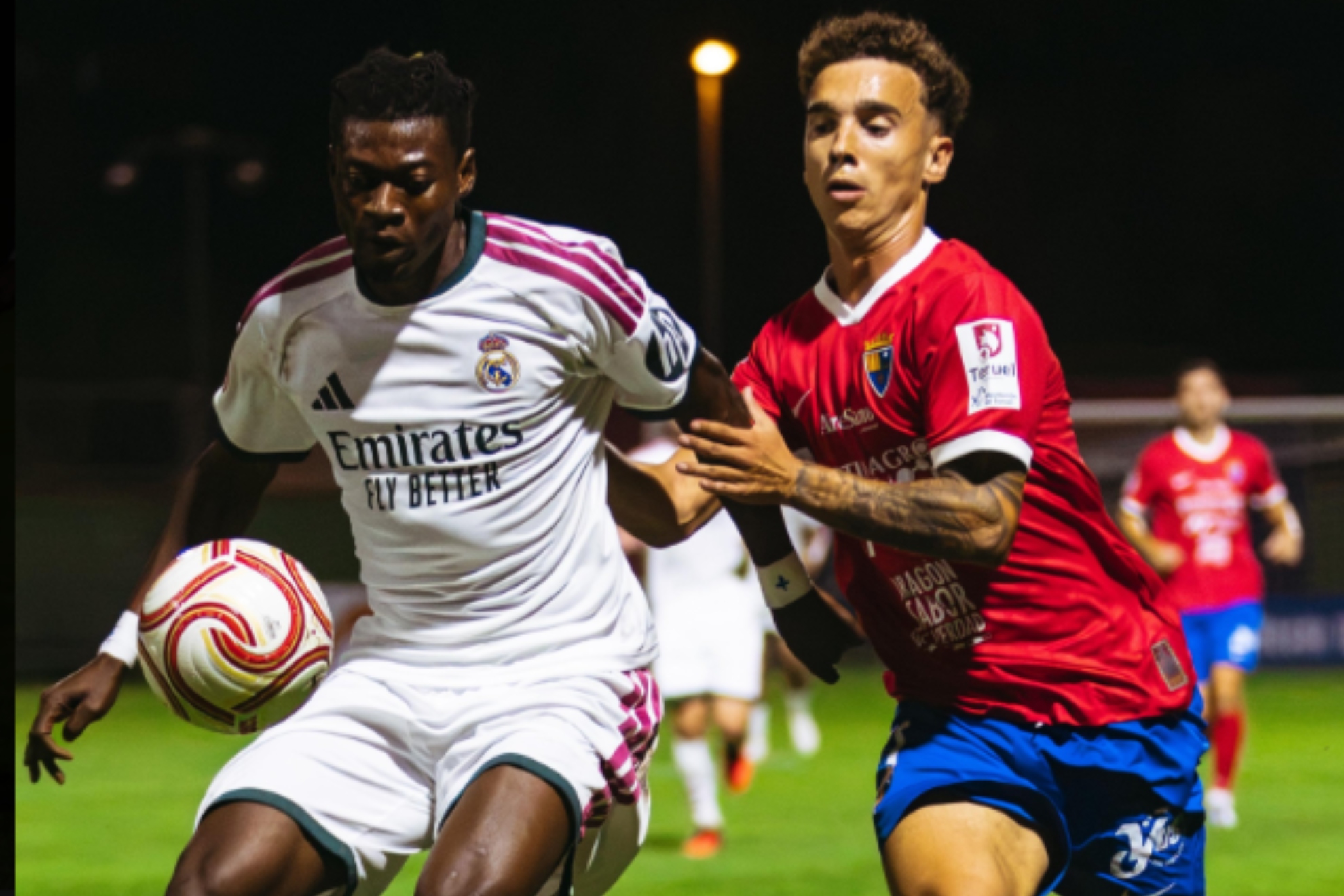 Naasie y Mario Sesé pugnan por un balón durante el Teruel-Castilla. CDTERUEL