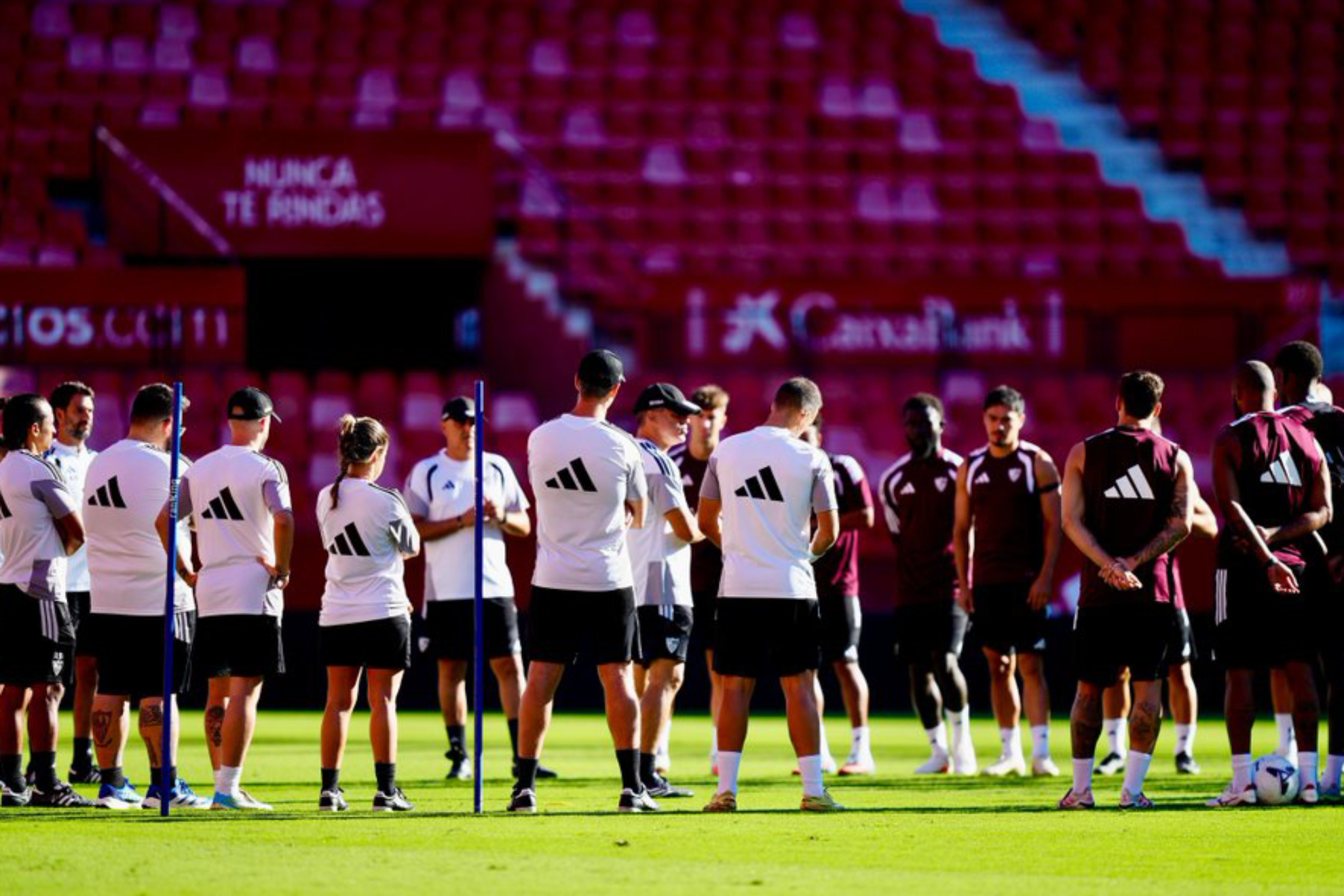 García Plaza se dirige a los jugadores antes de un entrenamiento este verano. SEVILLA FC