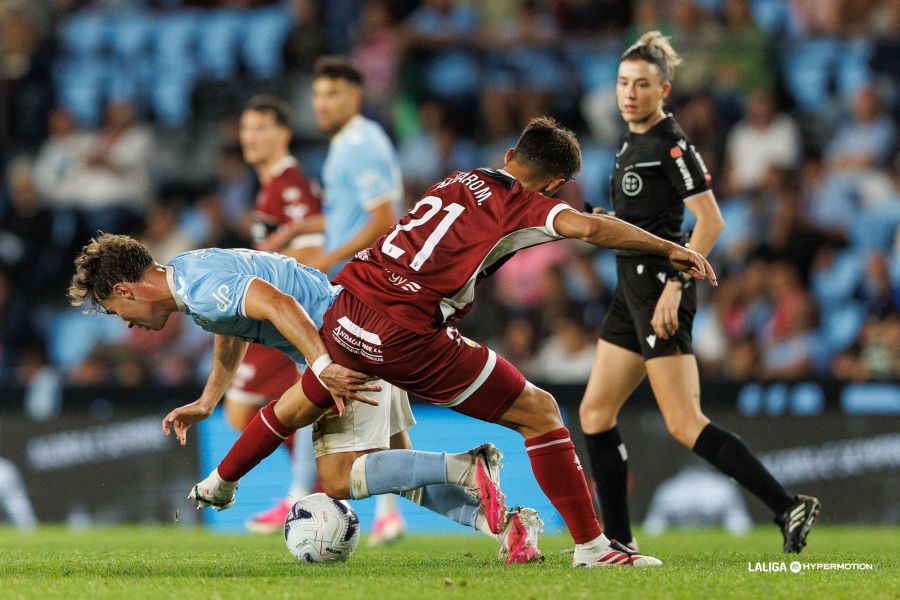 Álvaro Martín intenta llevarse el balón en presencia de la colegiada Olatz Rivera LALIGA